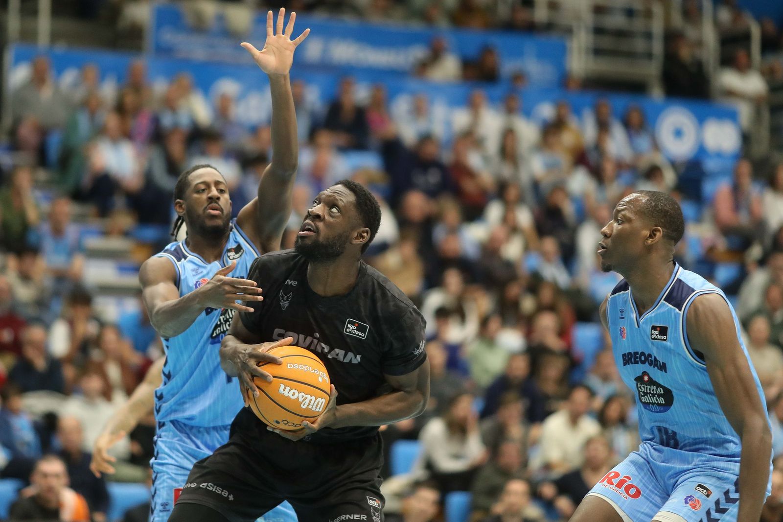 Babatunde Olumuyiwa busca el aro en el partido de la primera vuelta.