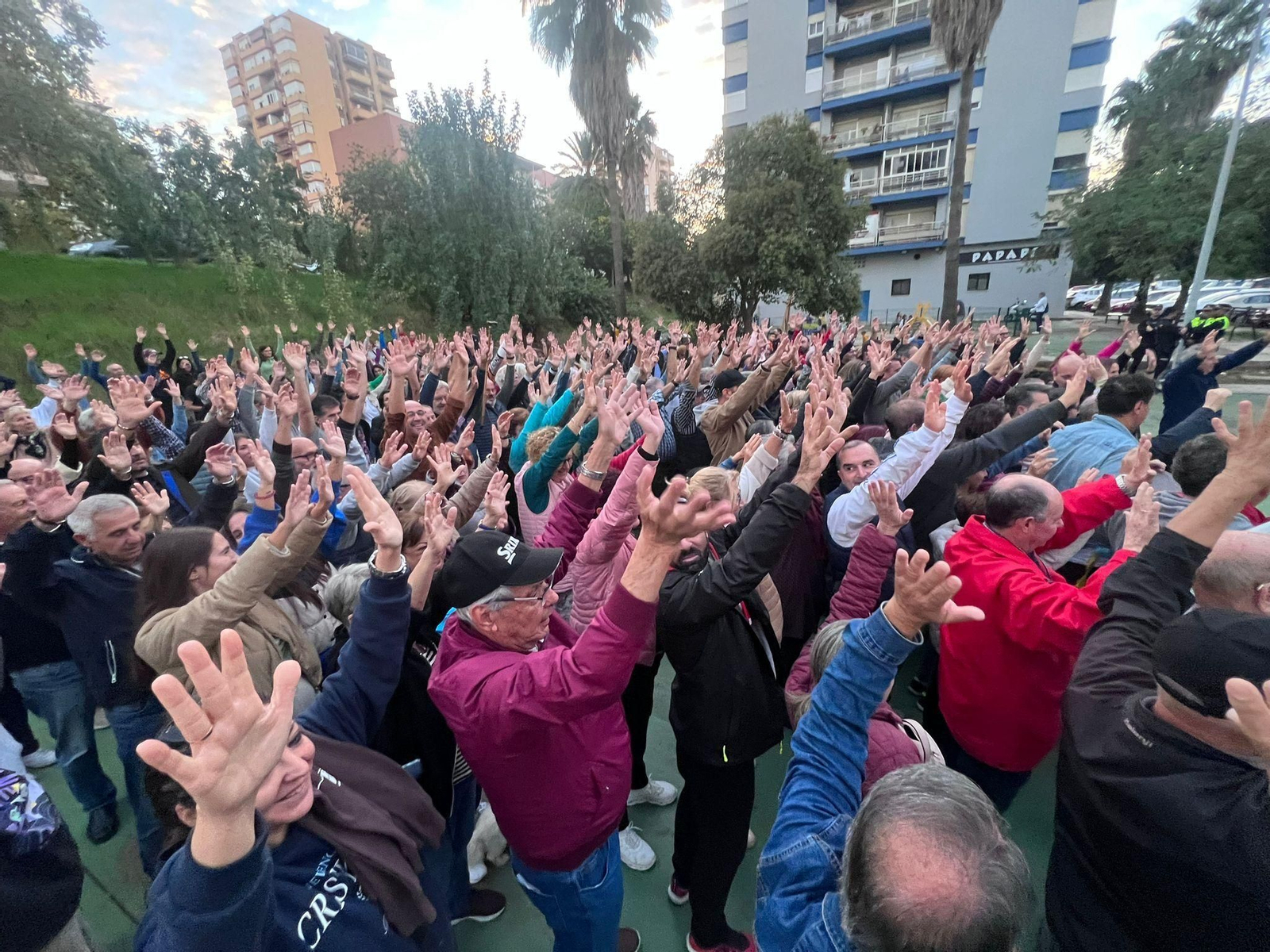 La protesta por la pérdida de aparcamientos en la barriada.