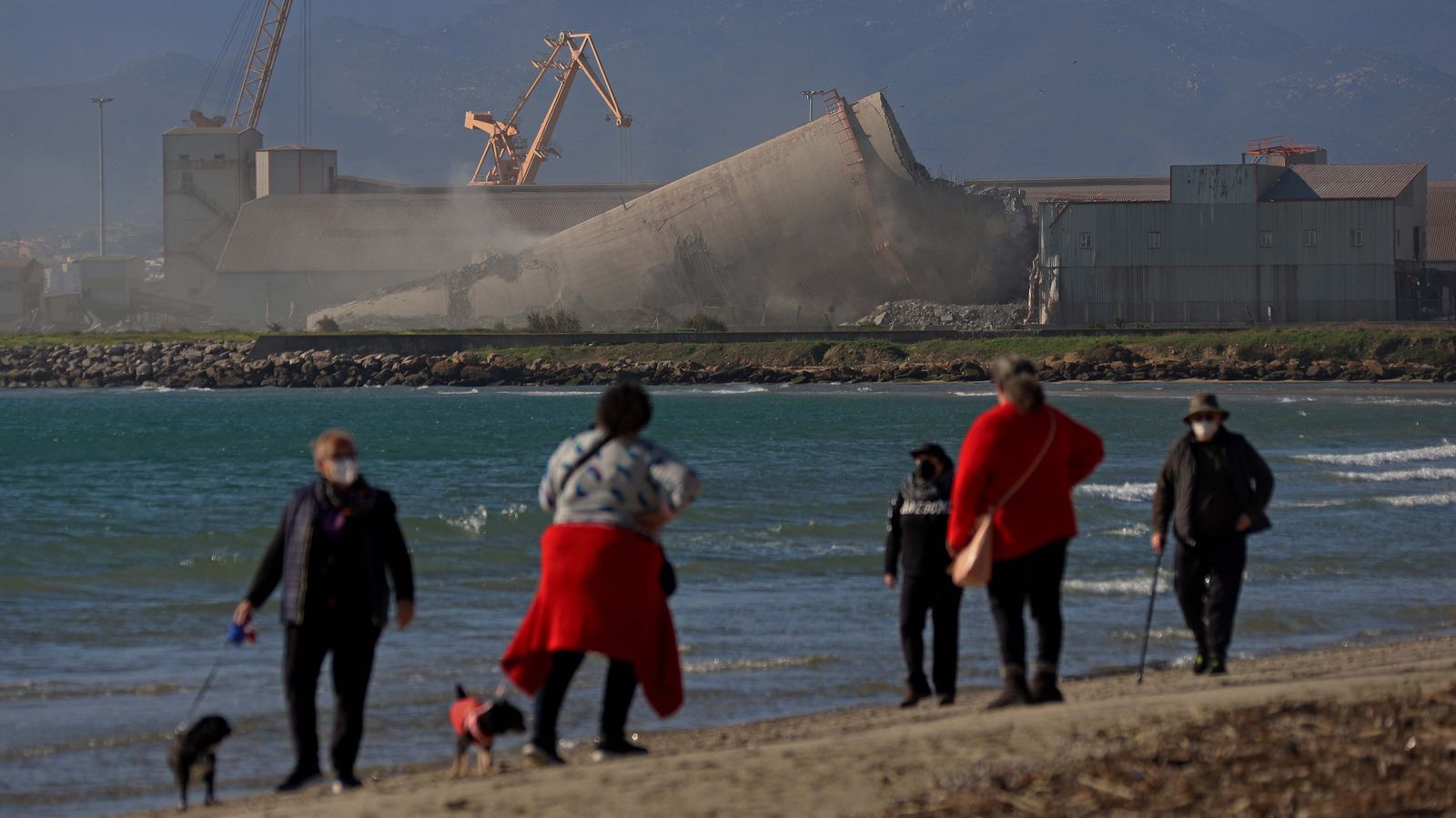 Demolición del silo de  Holcim en Palmones