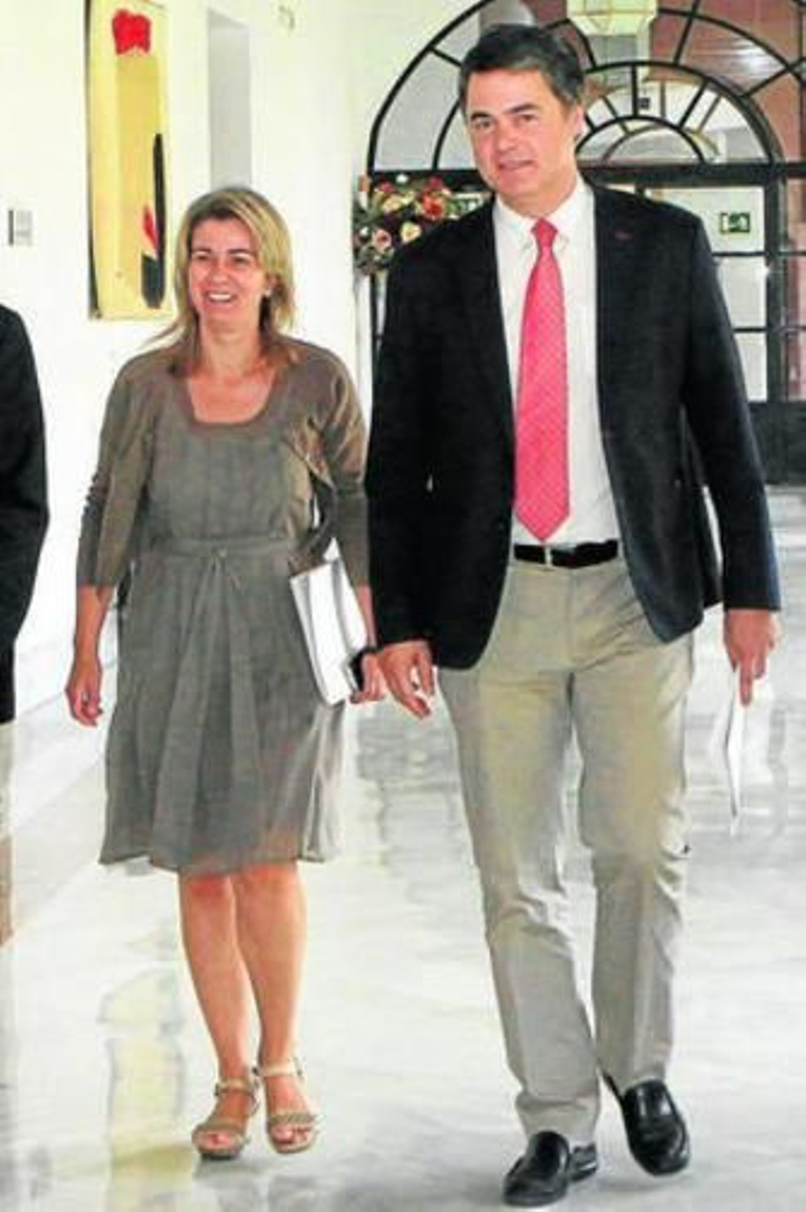 Teresa Ruiz Sillero y Carlos Rojas en los pasillos del Parlamento andaluz.