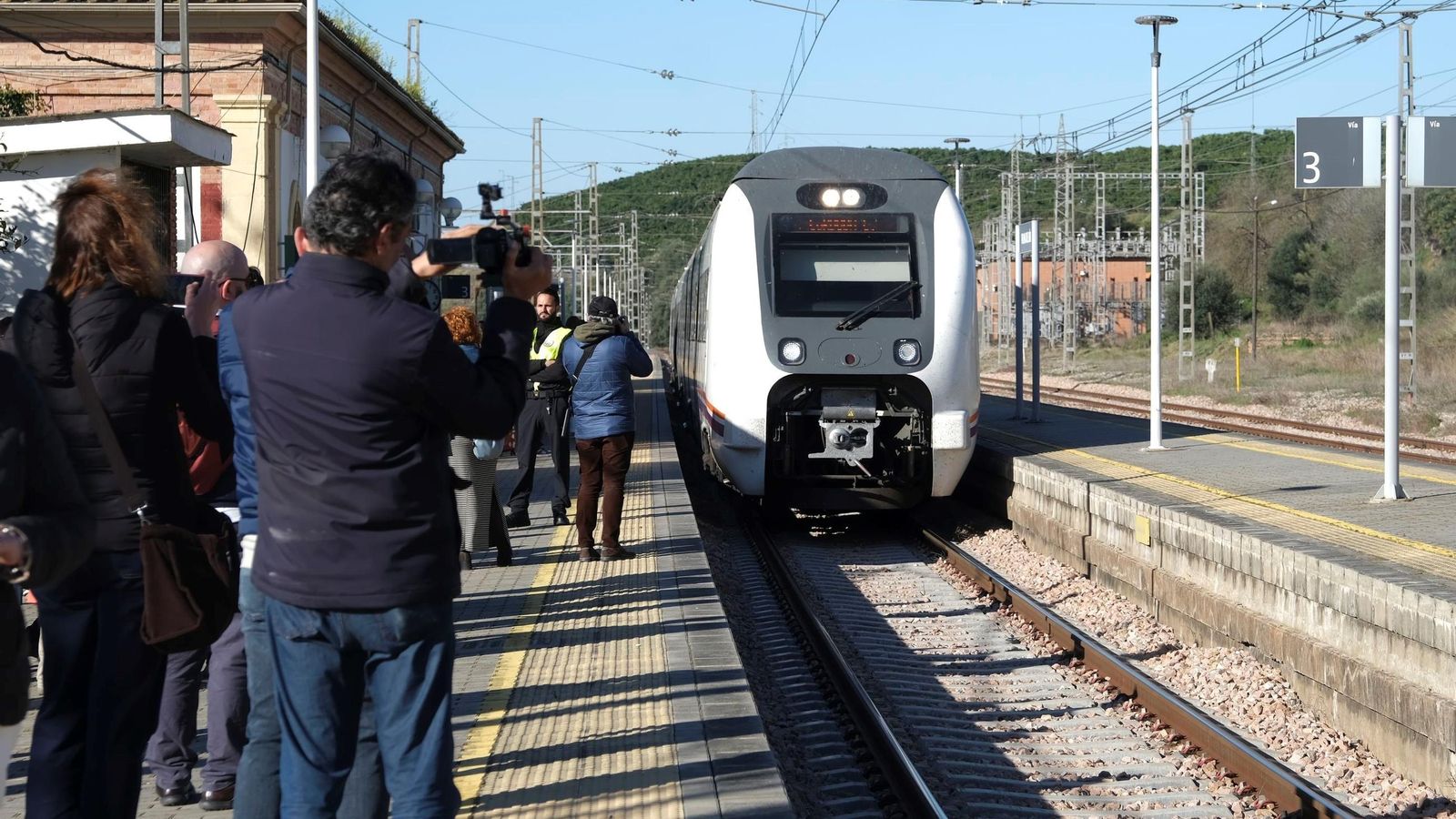 Un Cercanías circula por la estación de Palma del Río