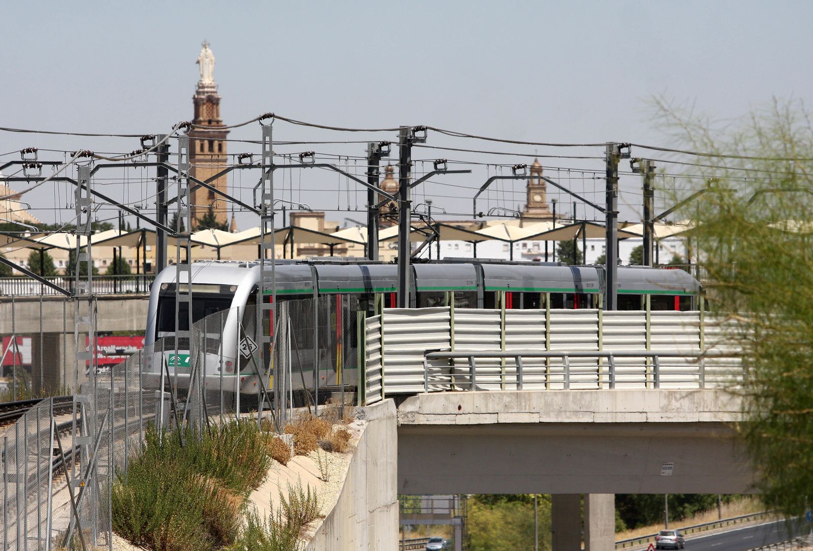 Parte de la línea 1 de Metro discurre en superficie por San Juan de Aznalfarache.