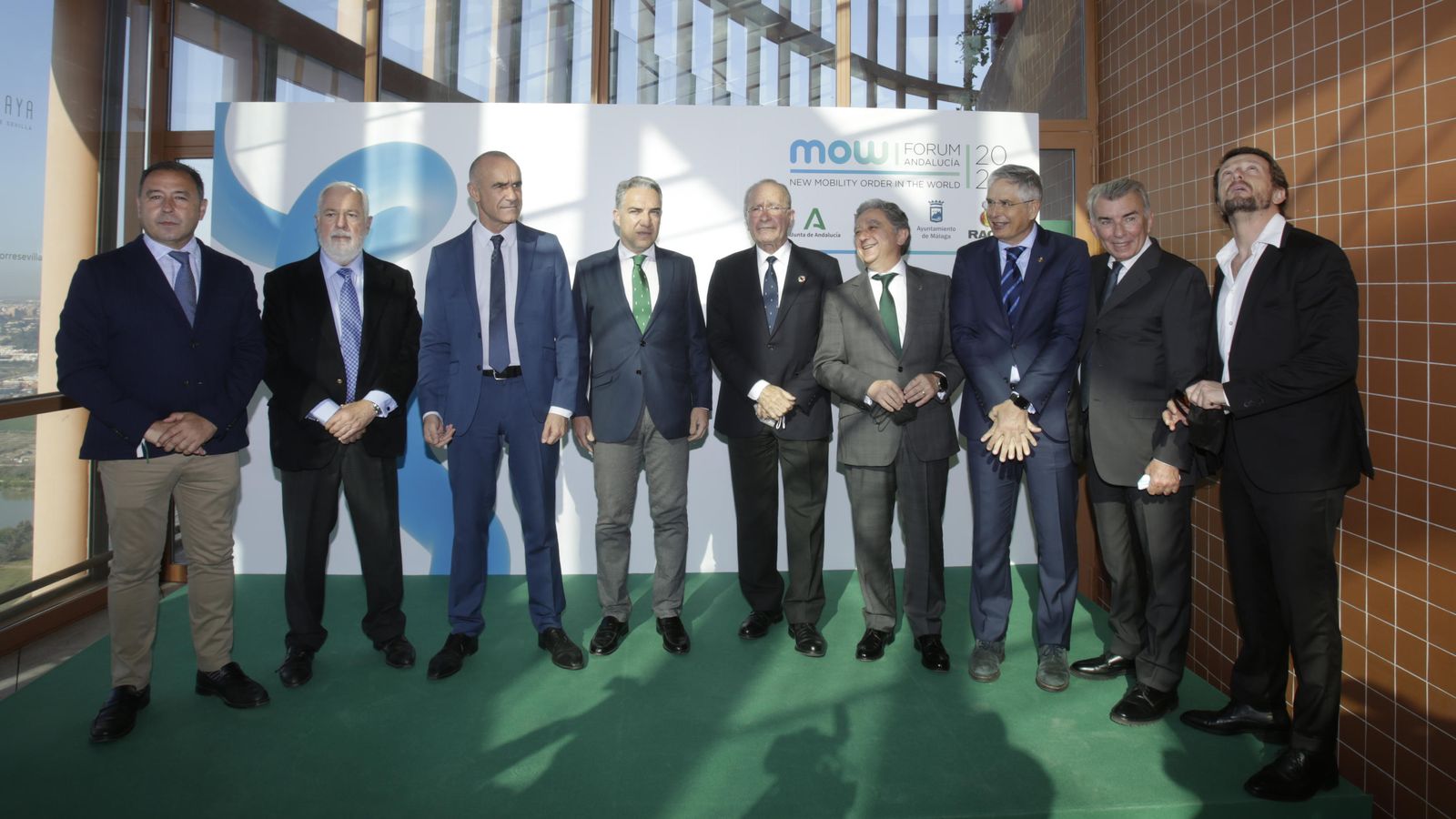 Foto de familia de los organizadores de este primer foro específico de movilidad sostenible, entre ellos los ayuntamientos de Sevilla y Málaga, la Junta y RACE.