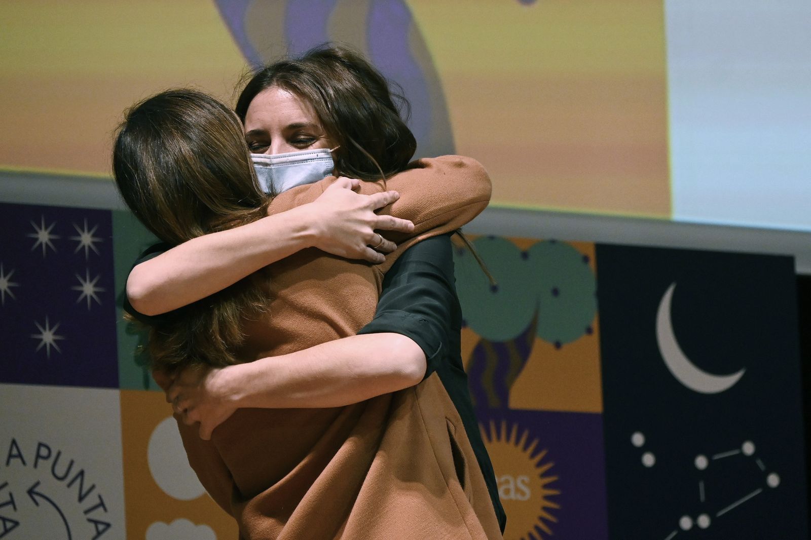 Irene Montero abraza a Ione Belarra en Málaga.