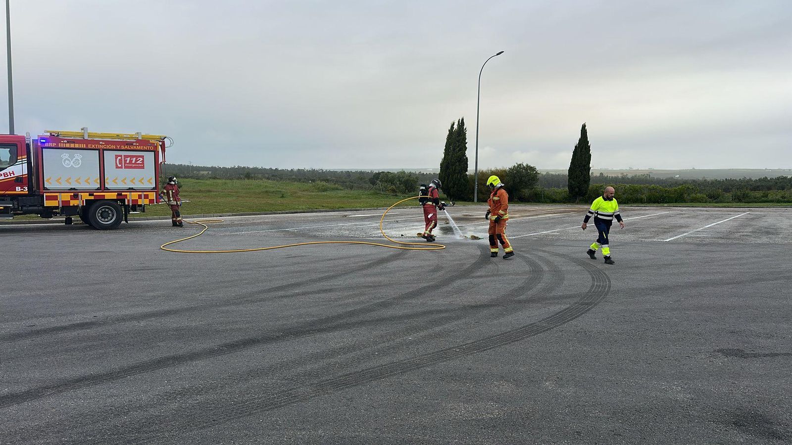 Bomberos del Consorcio Provincial trabajando en la zona.