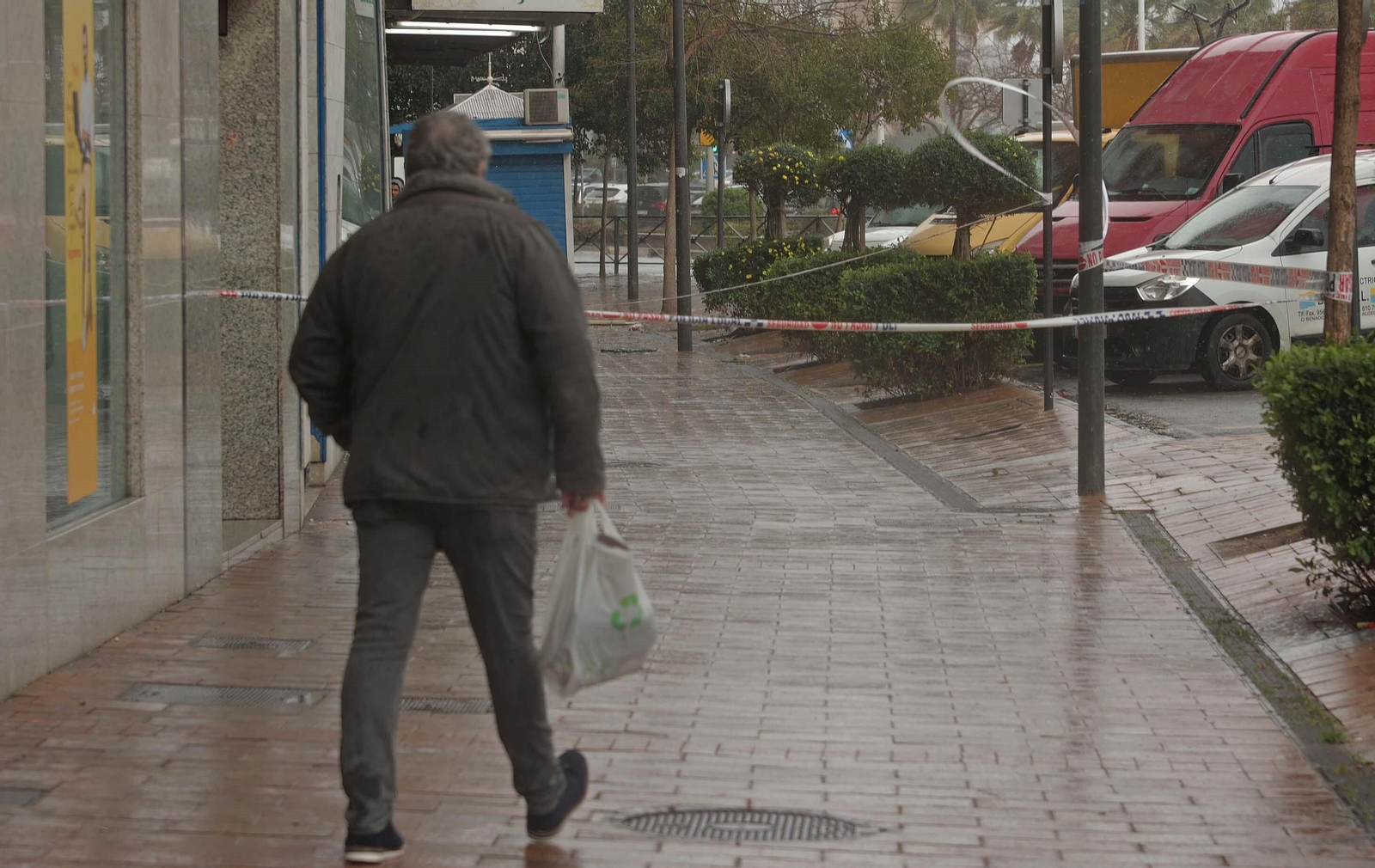 Una persona camina entre la lluvia, la pasada semana.