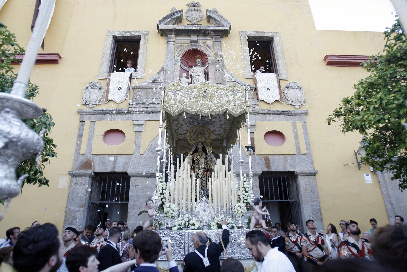 La Virgen del Carmen, saliendo de San Cayetano.