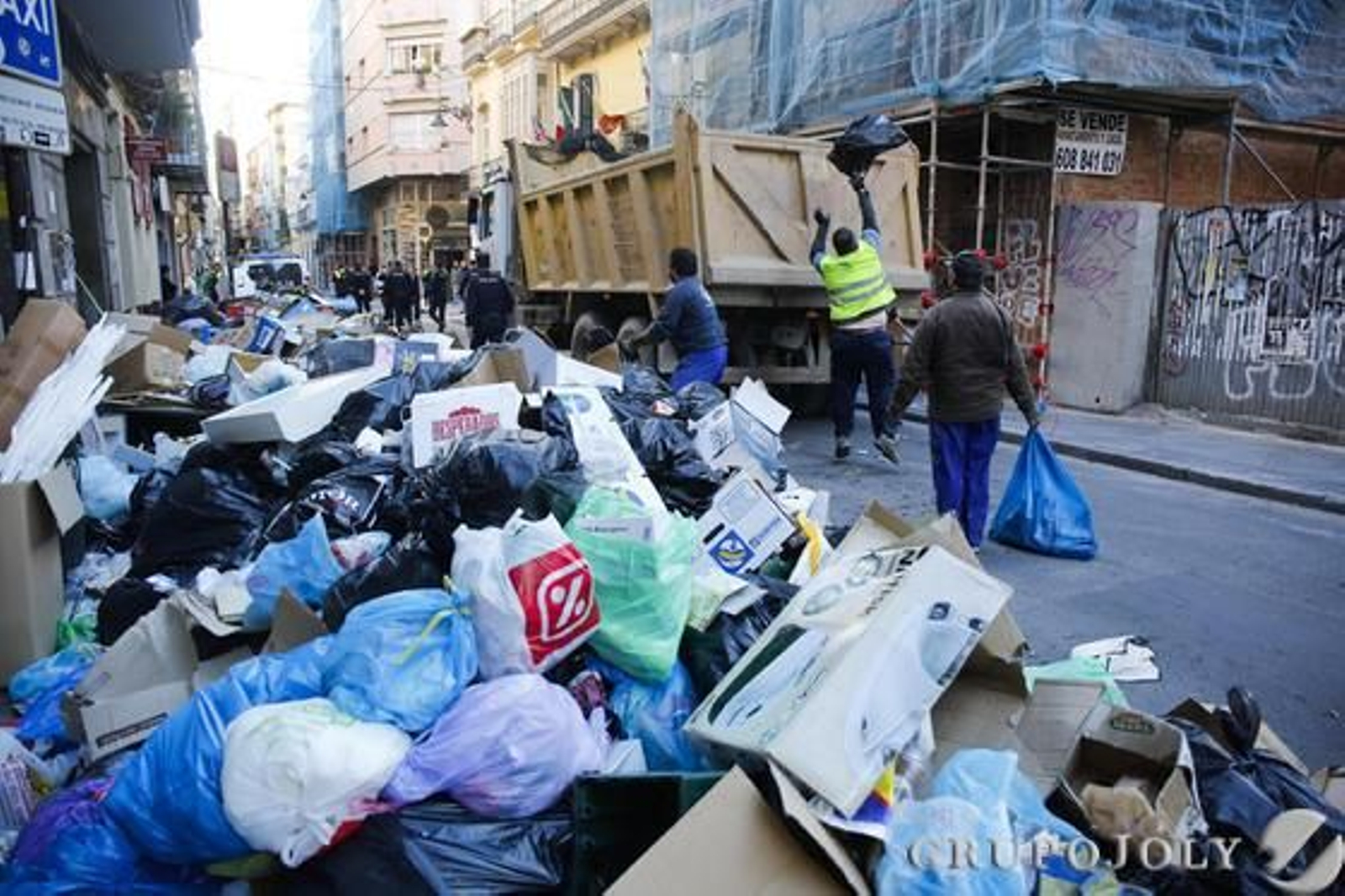 Recogida de la basura por parte de una empresa externa contratada después de que las negociaciones no avancen.

Foto: Javier Albiñana