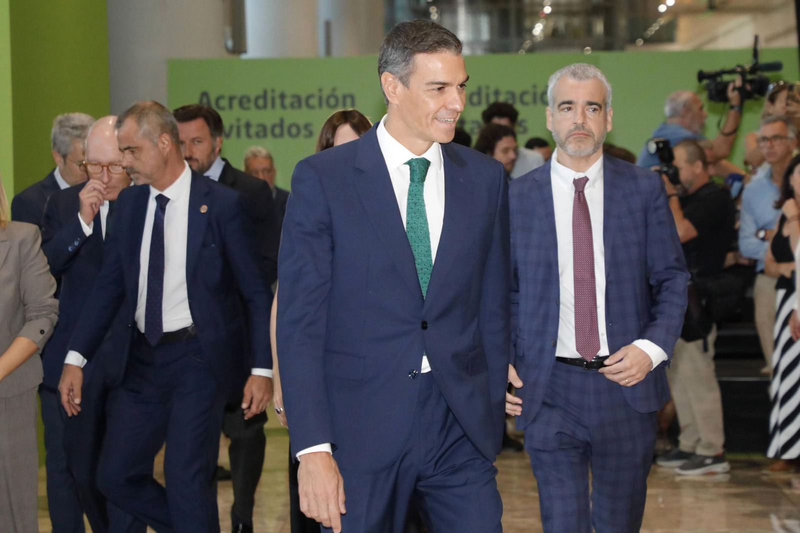 El presidente del Gobierno, Pedro  Sánchez , llega al aeropuerto de Alicante-Elche Miguel Hernández, para presentar la propuesta de inversiones de Aena para los aeropuertos españoles
