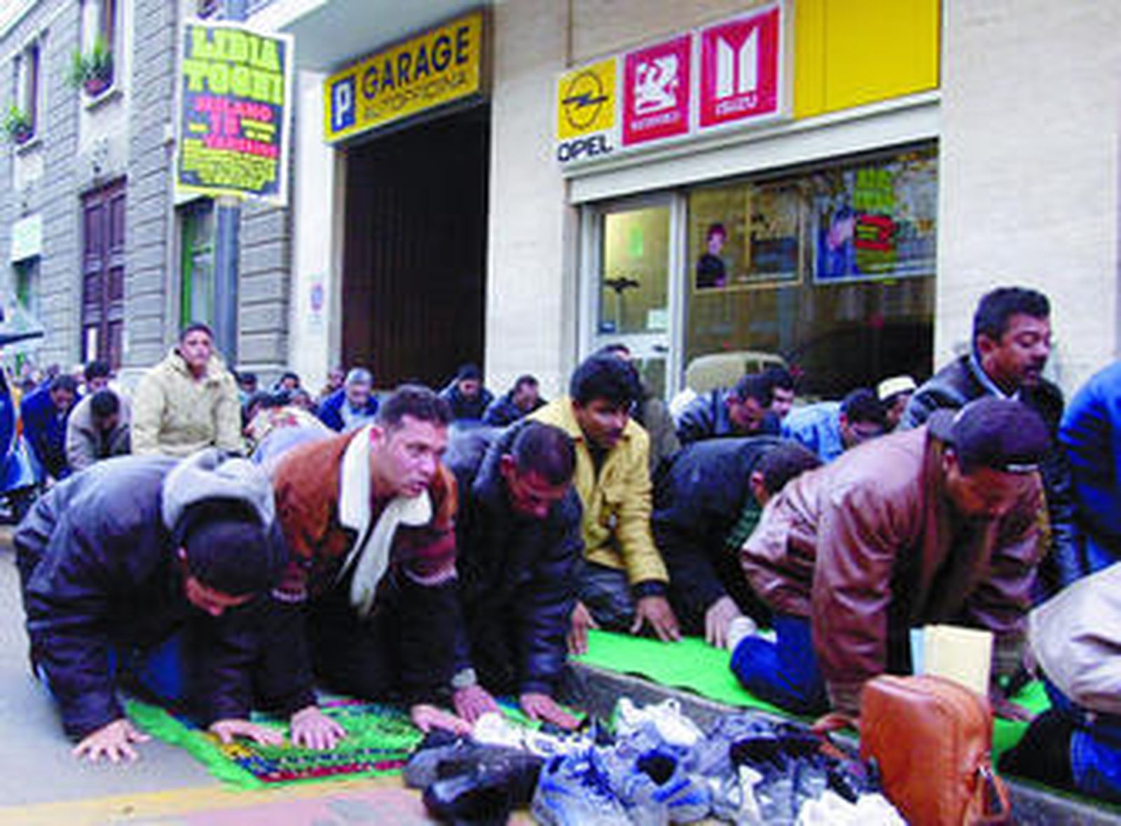 Mulsumanes rezando durante el Ramadan.