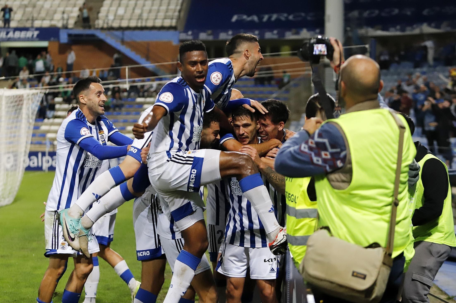Los jugadores del Recre celebran el gol de Caye Quintana al Atlético Sanluqueño.