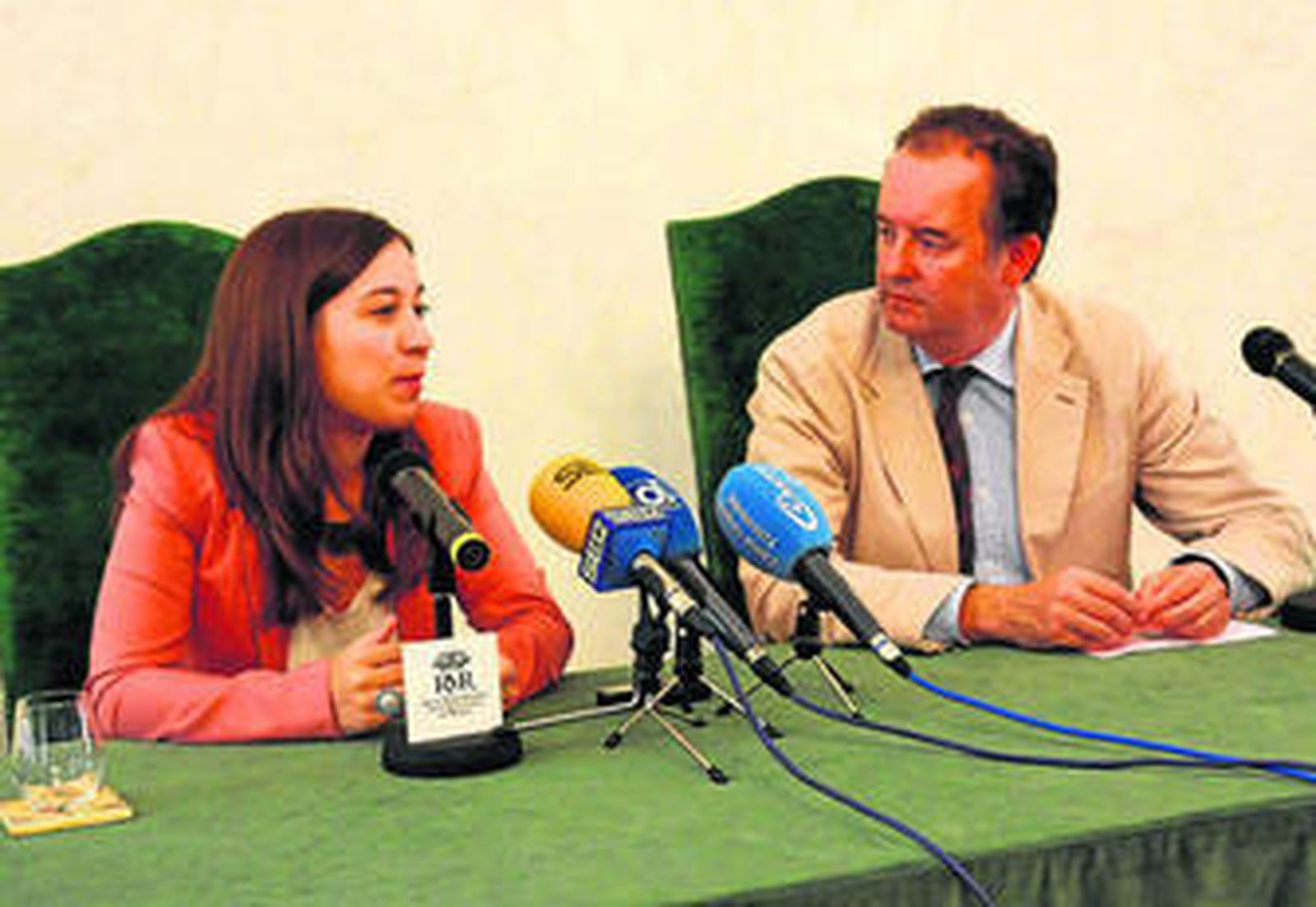 El director de la Maestranza, Ignacio Herrera, y una de las premiadas en el acto.
