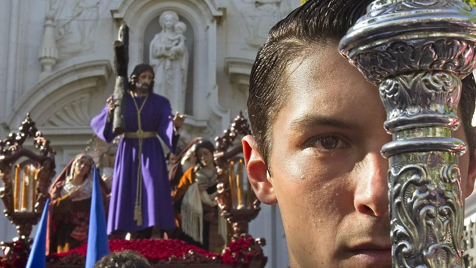 La Misión a la salida de su Templo en el colegio Claret.