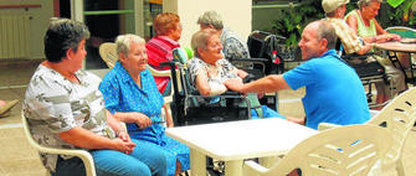 La directora del Centro, Juani Loro, comparte momentos con algunos de los residentes y voluntarios de Vedruna.