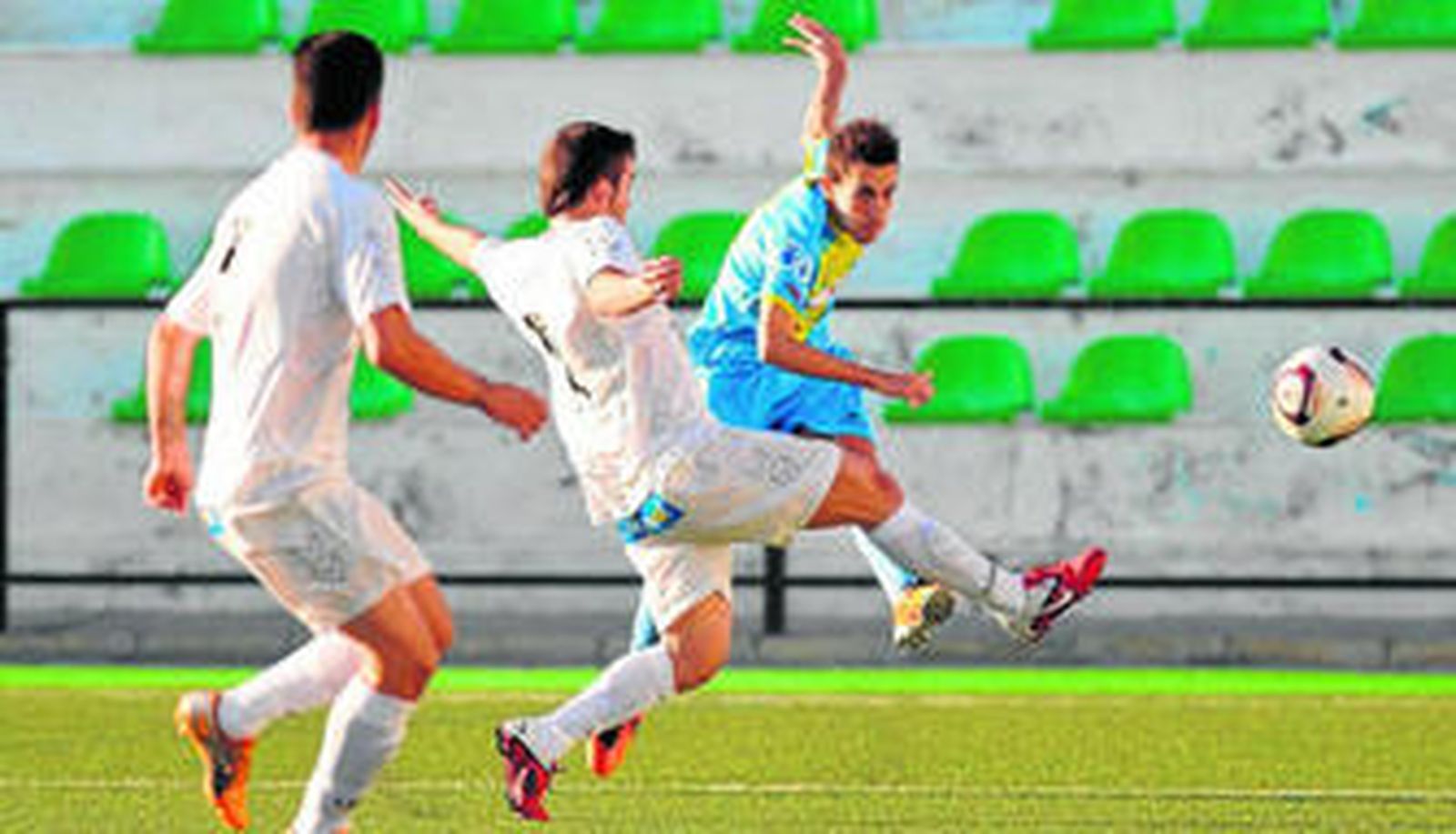 Willy golpea el balón a portería en un partido de la pasada temporada.