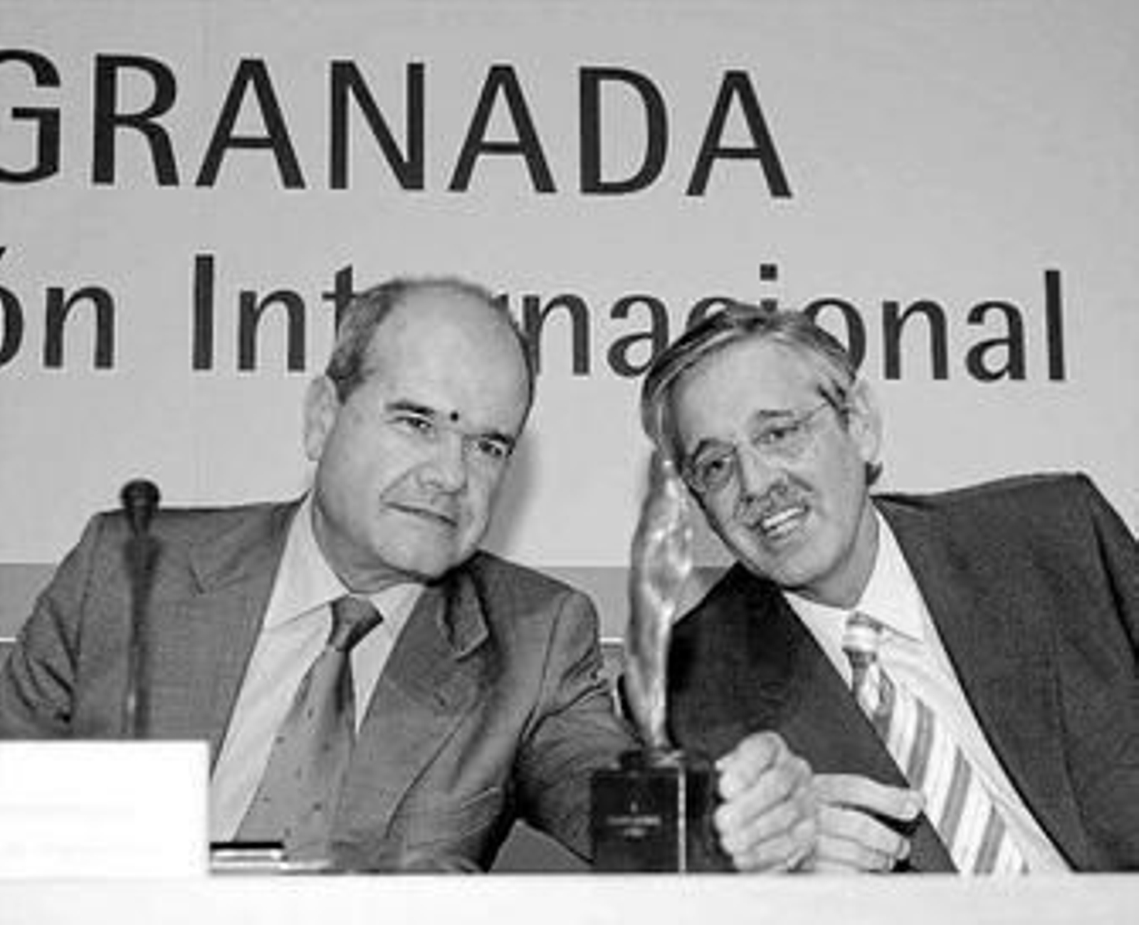 Manuel Chaves y Antonio María Claret García, en un acto celebrado en CajaGranada cuando el primero aún era presidente de la Junta.