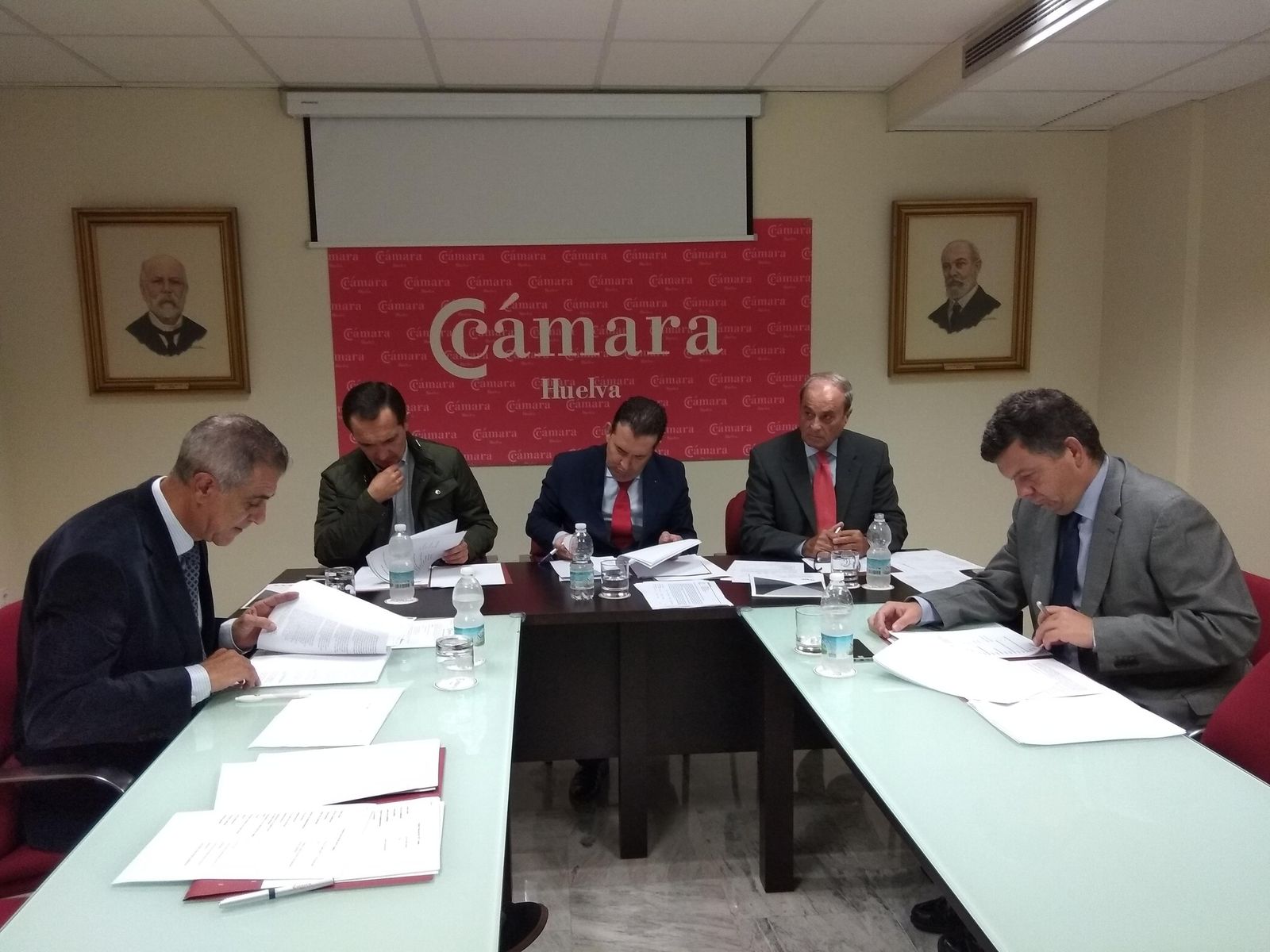 Los miembros del jurado del certamen, Arsenio Martínez, Manuel Ceada, Manuel Olmedo, Antonio Ponce y Luis Pérez-Bustamante.