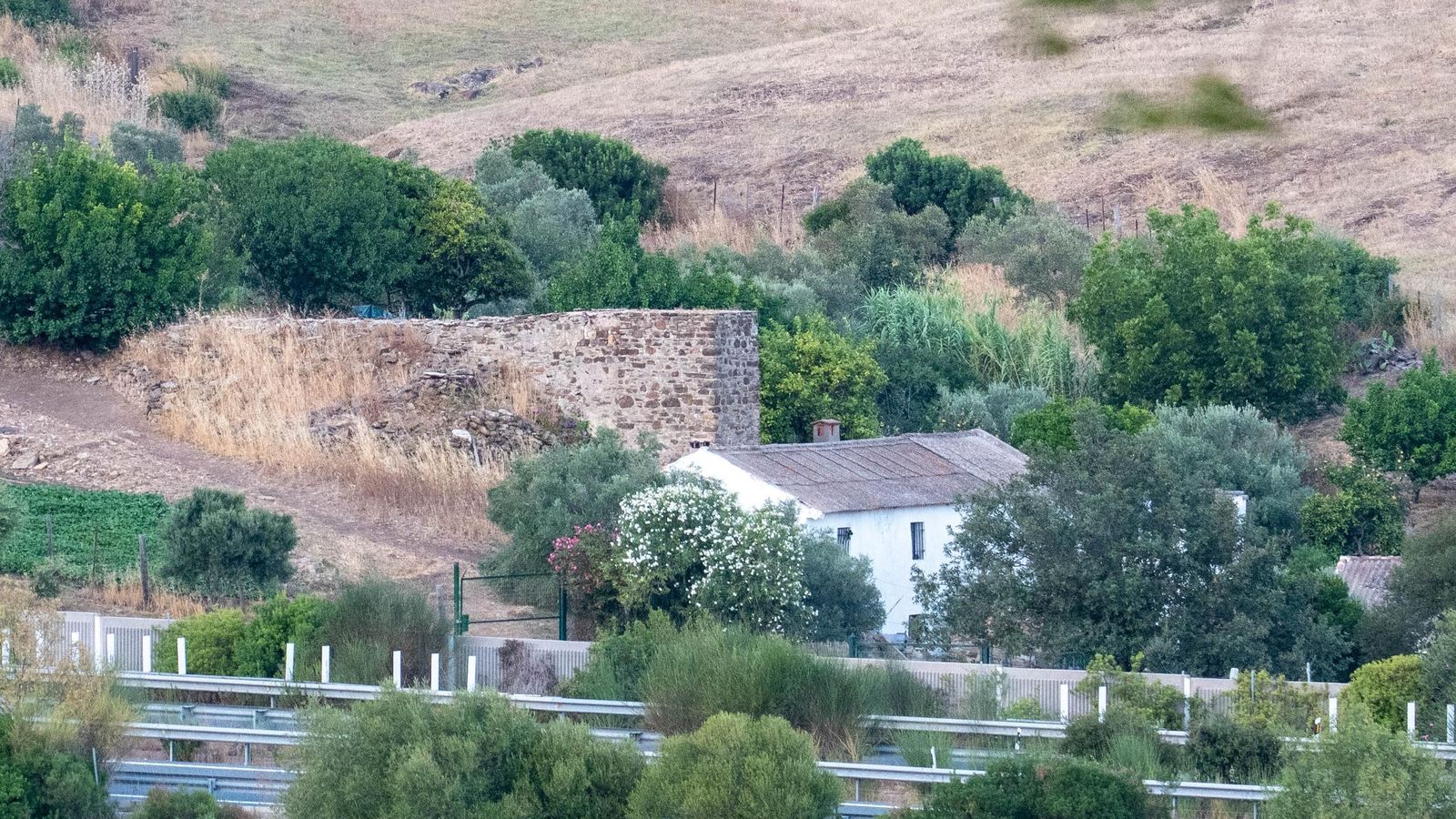 Vista del cubo y vivienda del Molino de La Teja.