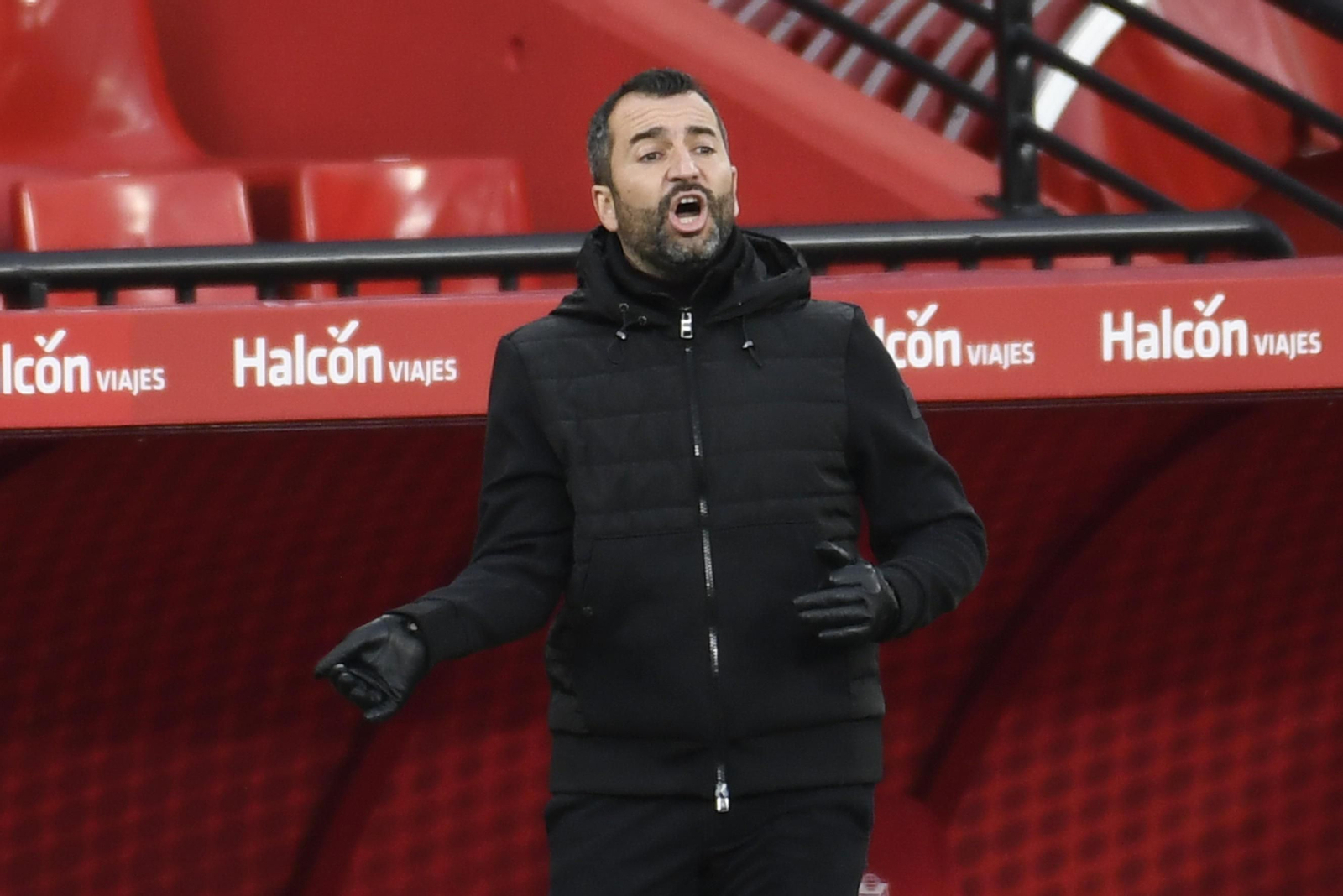 Diego Martínez da órdenes a los suyos durante el choque ante el Elche