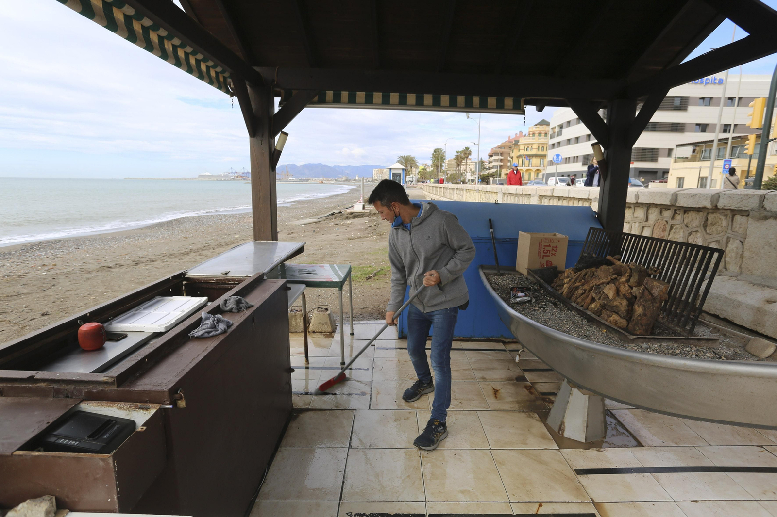 Las fotos de los trabajos en los paseos marítimos y chiringuitos de Málaga para paliar los efectos del temporal