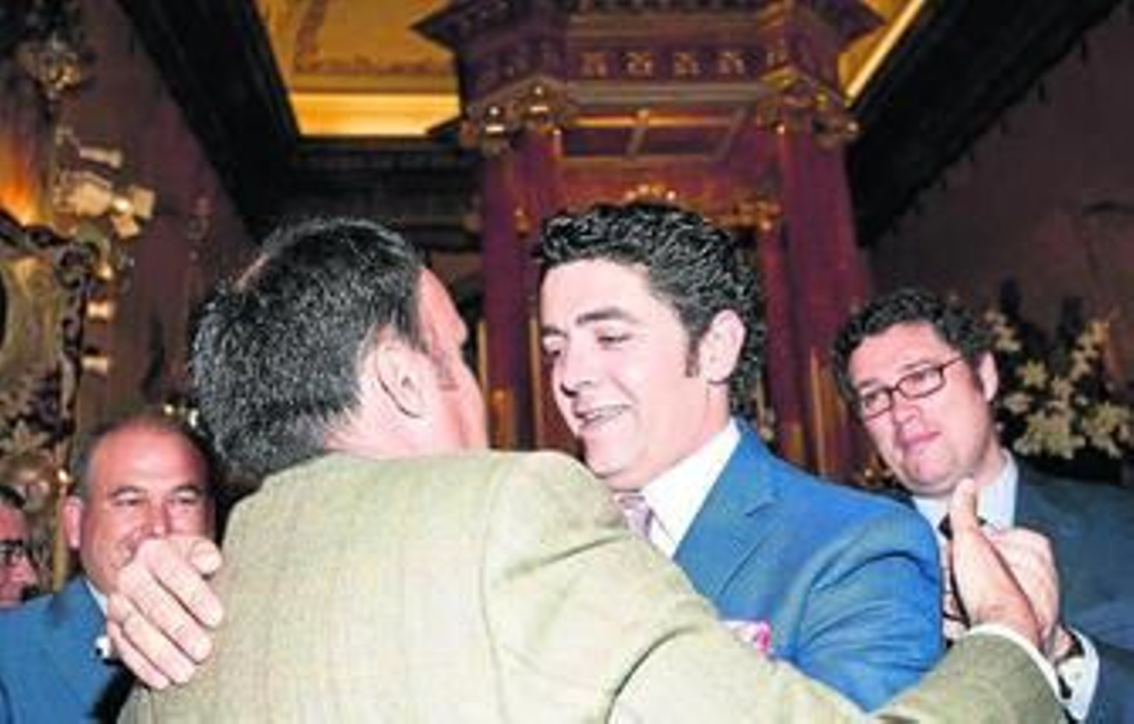 Isidro Medina recibe la felicitación del presidente de la Hermandad Matriz de Almonte.