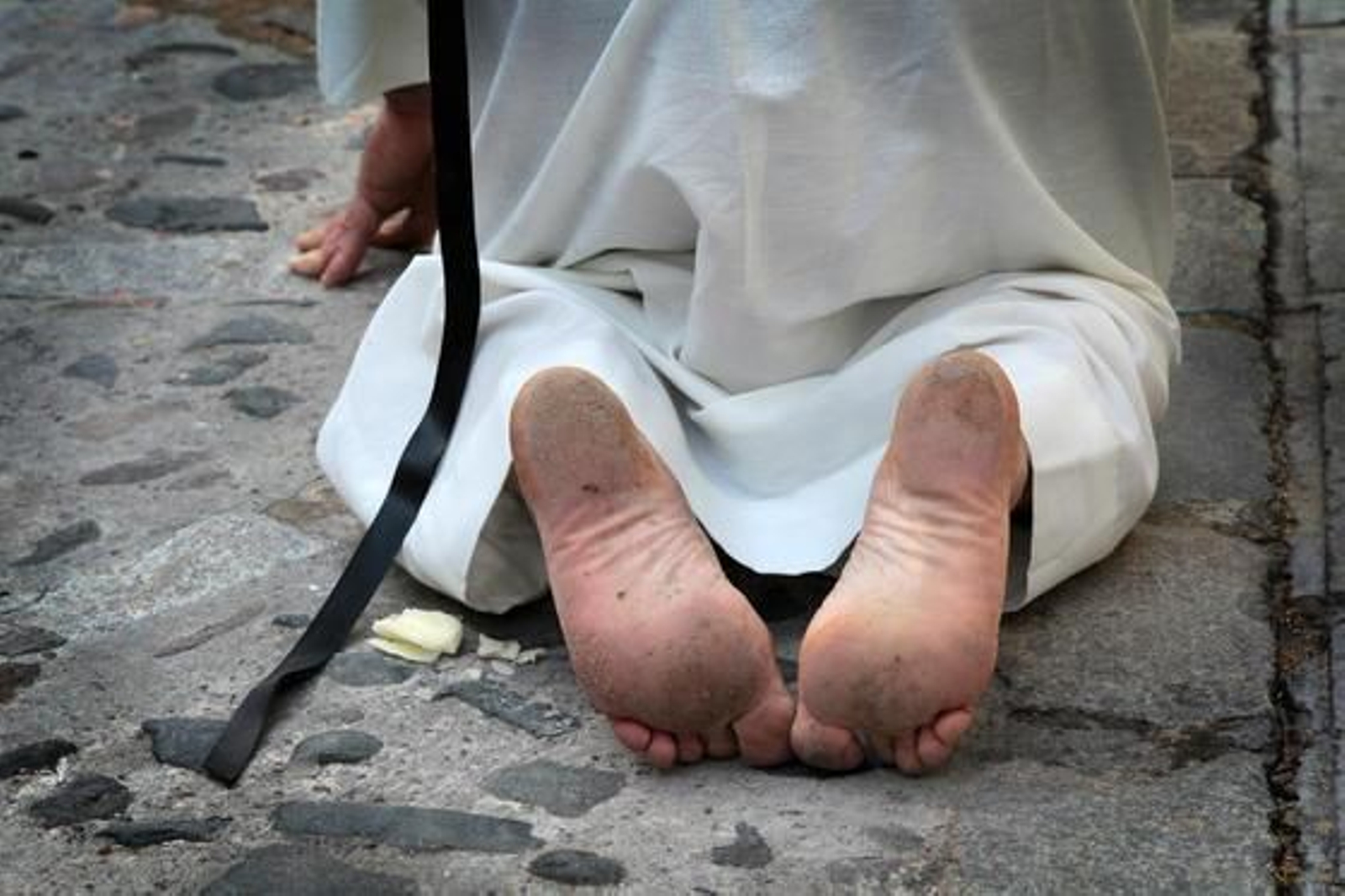Un nazareno del Transporte, arrodillado durante la estación de penitencia.

Foto: Miguel Angel Gonzalez