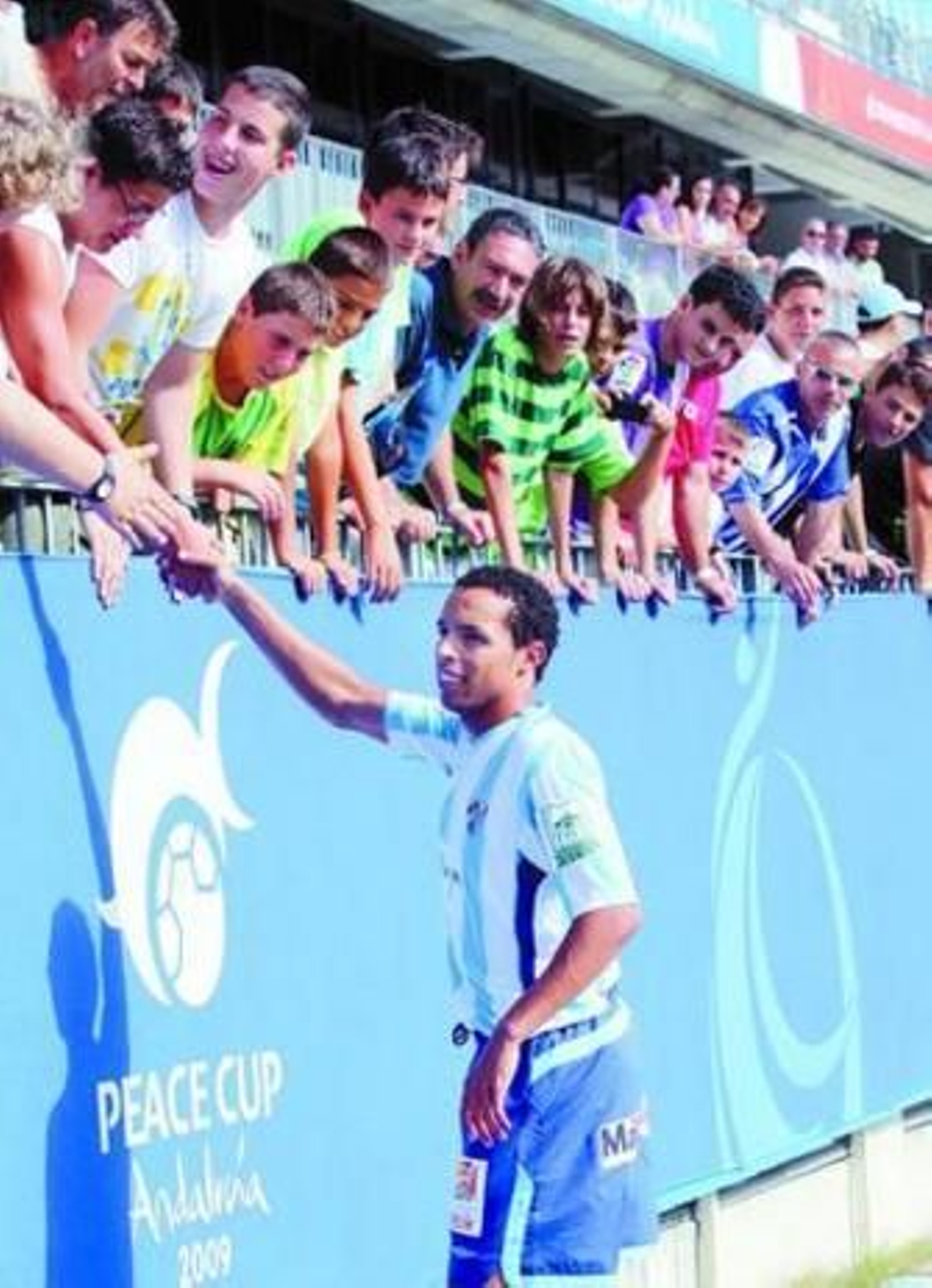 Valdo estrecha las manos de los aficionados que fueron a verle ayer. Valdo estrecha las manos de los aficionados que fueron a verle ayer.