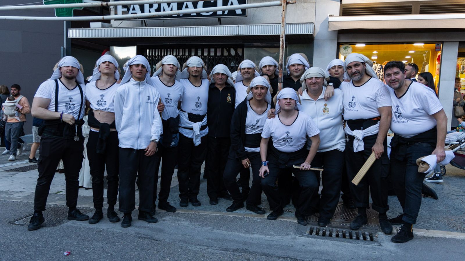 Los cofrades se rinden ante los grandes pasos de misterio del Lunes Santo