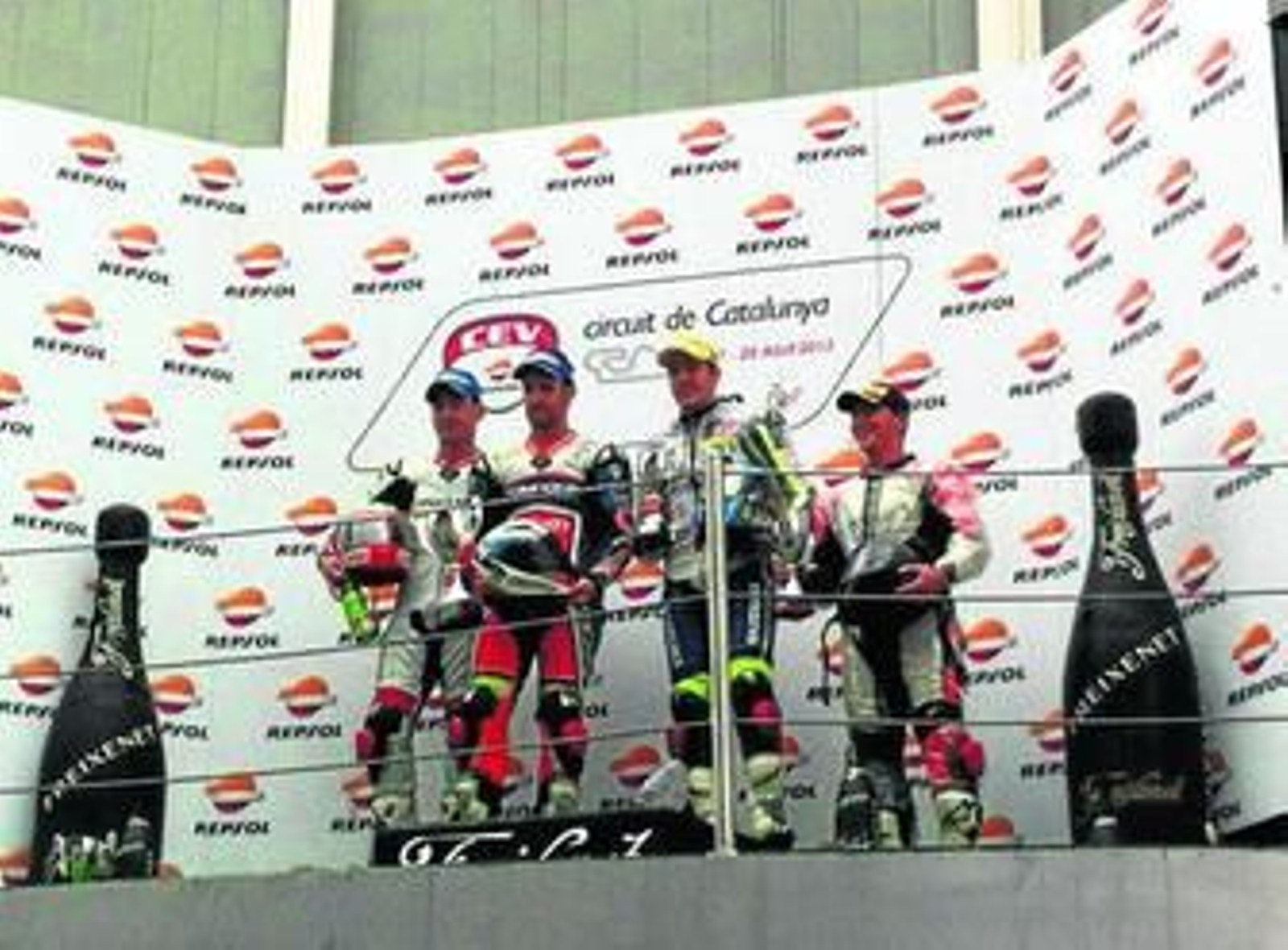 El chiclanero Javier Alviz, en el podio junto a los tres mejores pilotos de los equipos oficiales.