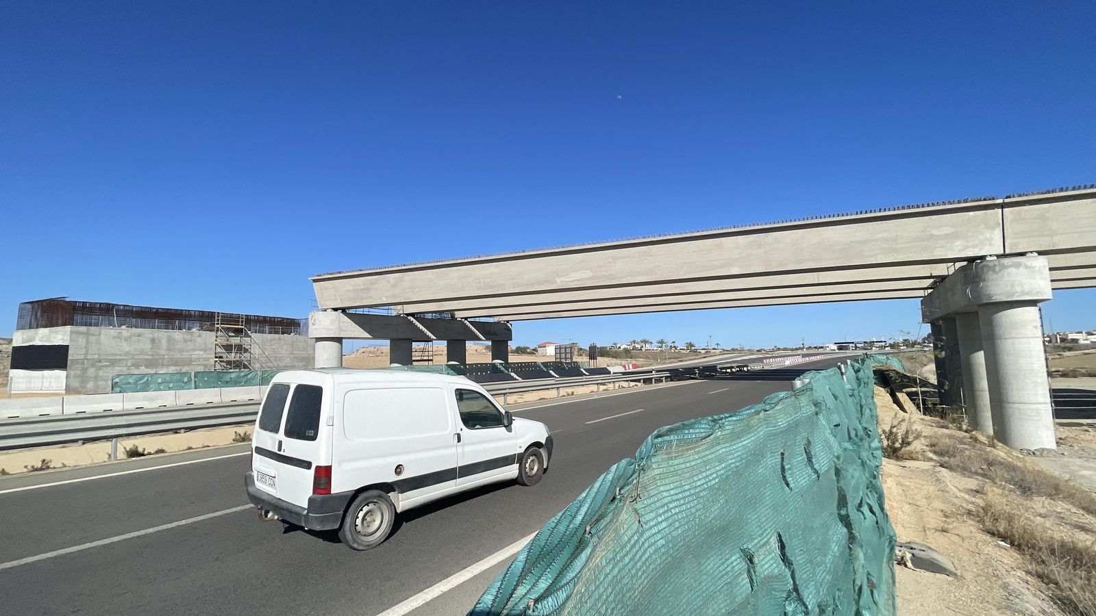 Los trabajos han requerido de cortes puntuales del tráfico en la A-352