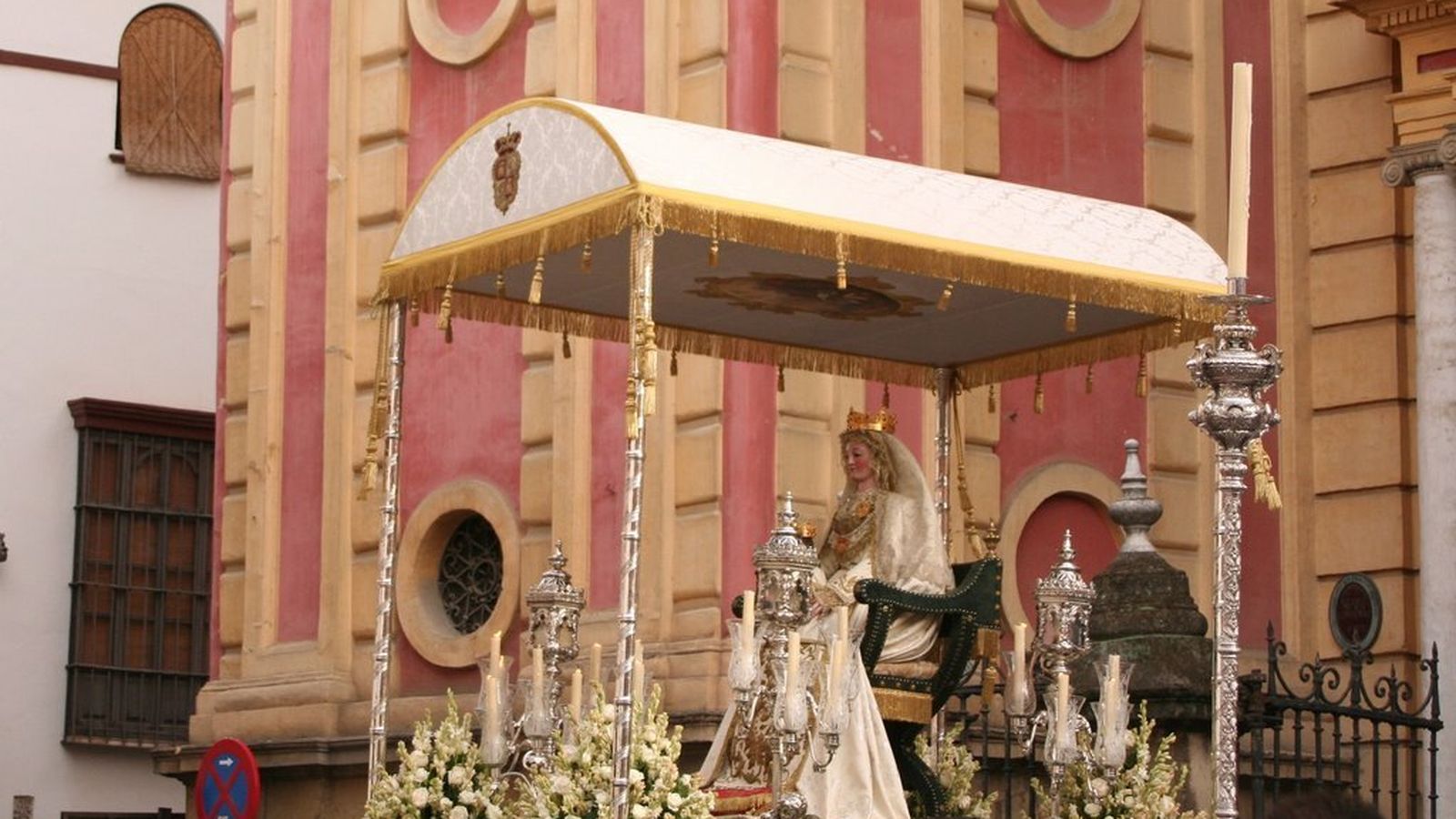 Nuestra Señora de los Reyes de Los Sastres saliendo de San Ildefonso