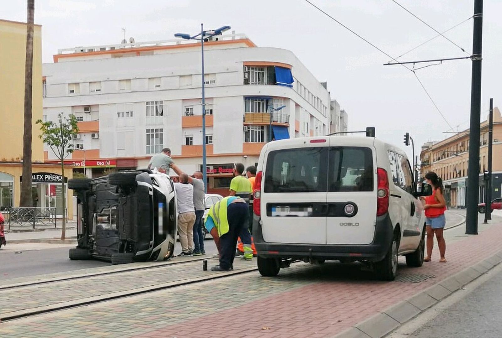 Sucesos: Vuelca un turismo tras un accidente en una rotonda de Chiclana