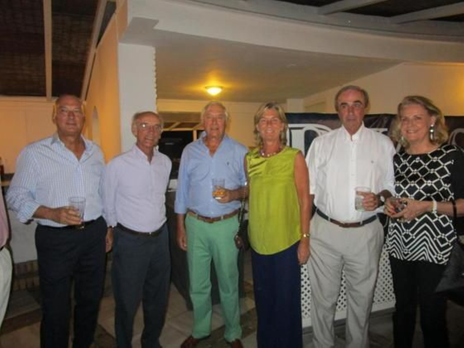 Marqués de Vargas, duque de Arévalo, condes de las Navas, marqués de Montalbo y duquesa de Arévalo durante el aperitivo en el tradicional torneo veraniego que organiza la bodega

Foto: Ignacio Casas de Ciria