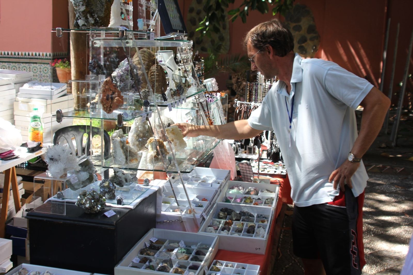 La tierra y sus minerales conquistan Almuñécar