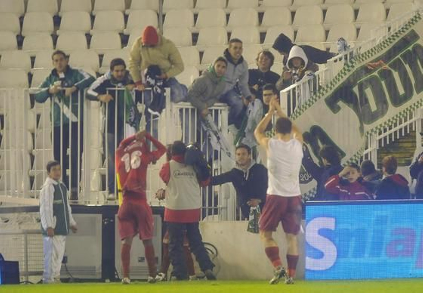 El Córdoba hace valer la renta de la ida y pasa a octavos de la Copa del Rey pese a perder  3-1 en Santander. / LOF