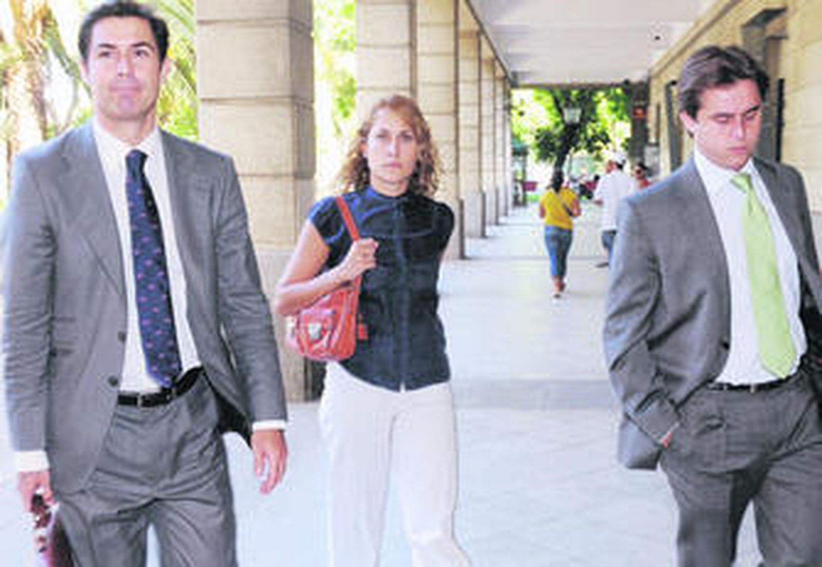 La directora de proyectos de Mercasevilla, Regla Pereira, con sus abogados Carlos Galán y Pedro Rodríguez.