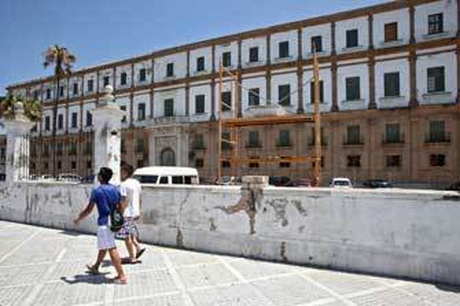 El edificio Valcárcel iba a convertirse en el primer hotel cinco estrellas de la ciudad. /Jesús Marín