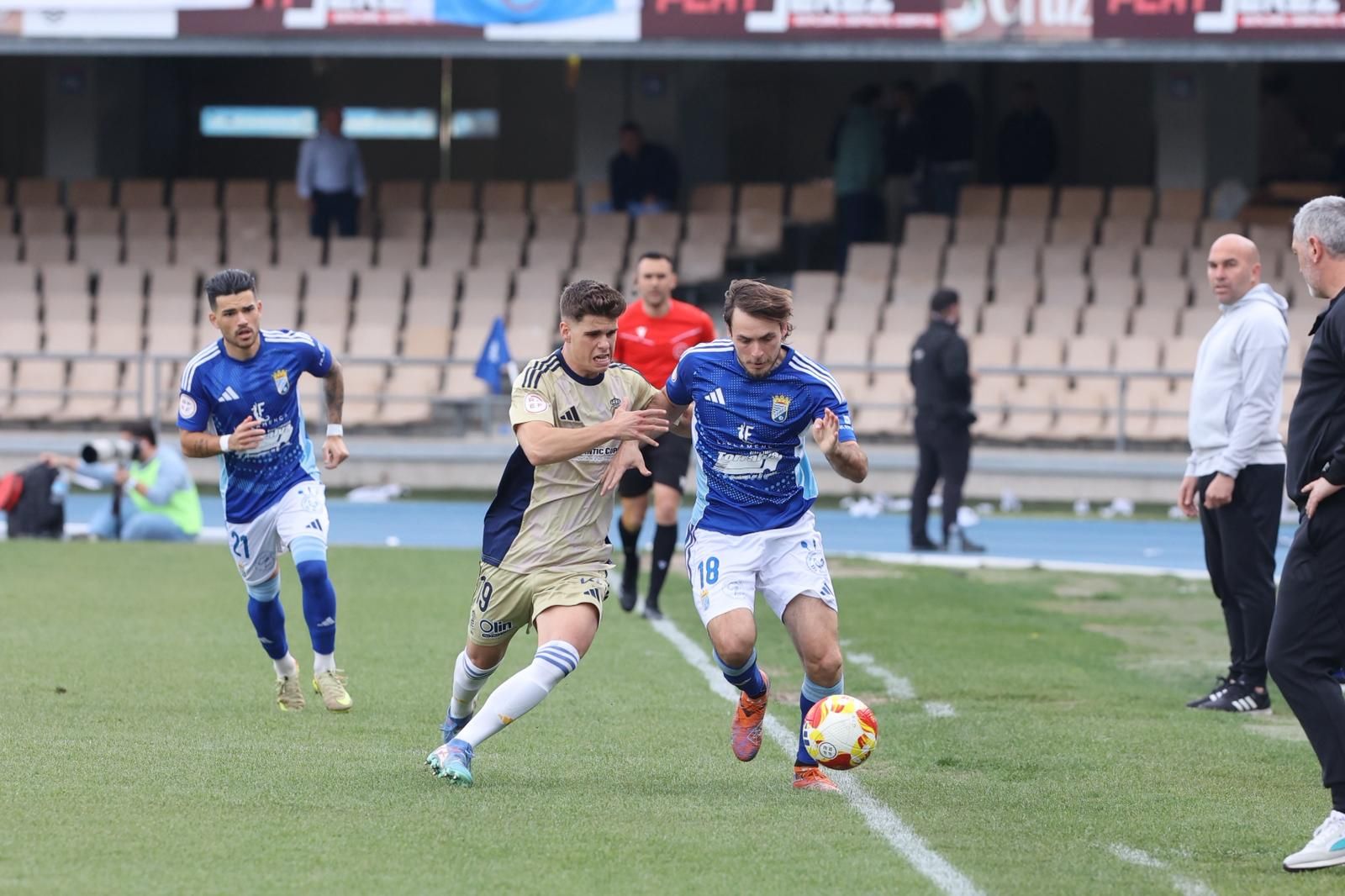Miki Juanola presiona a Riki Castro por la banda.