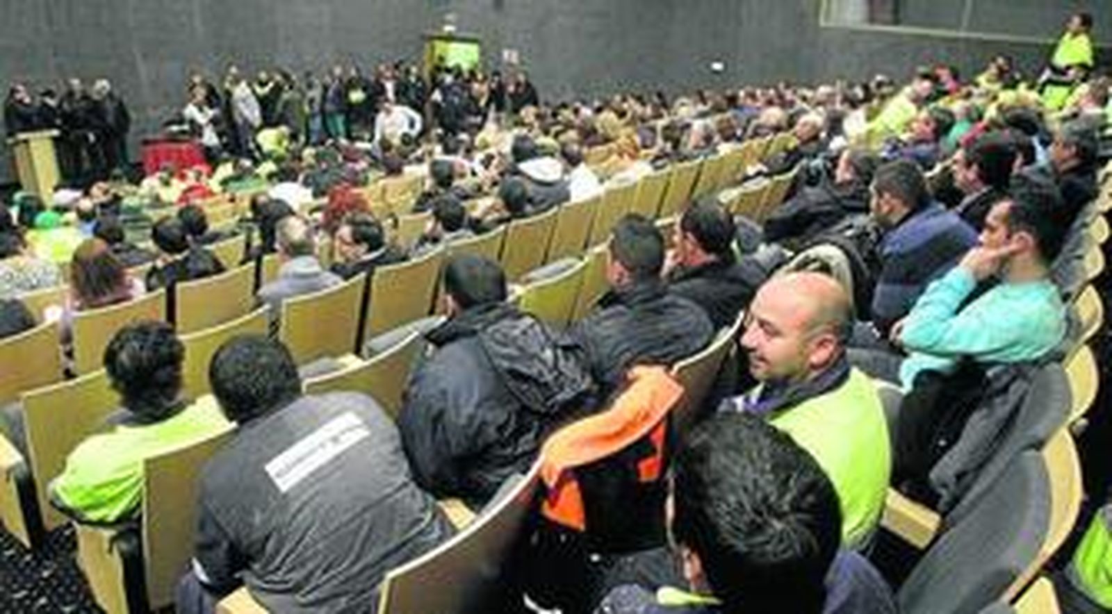 Imagen de trabajadores municipales en asamblea.