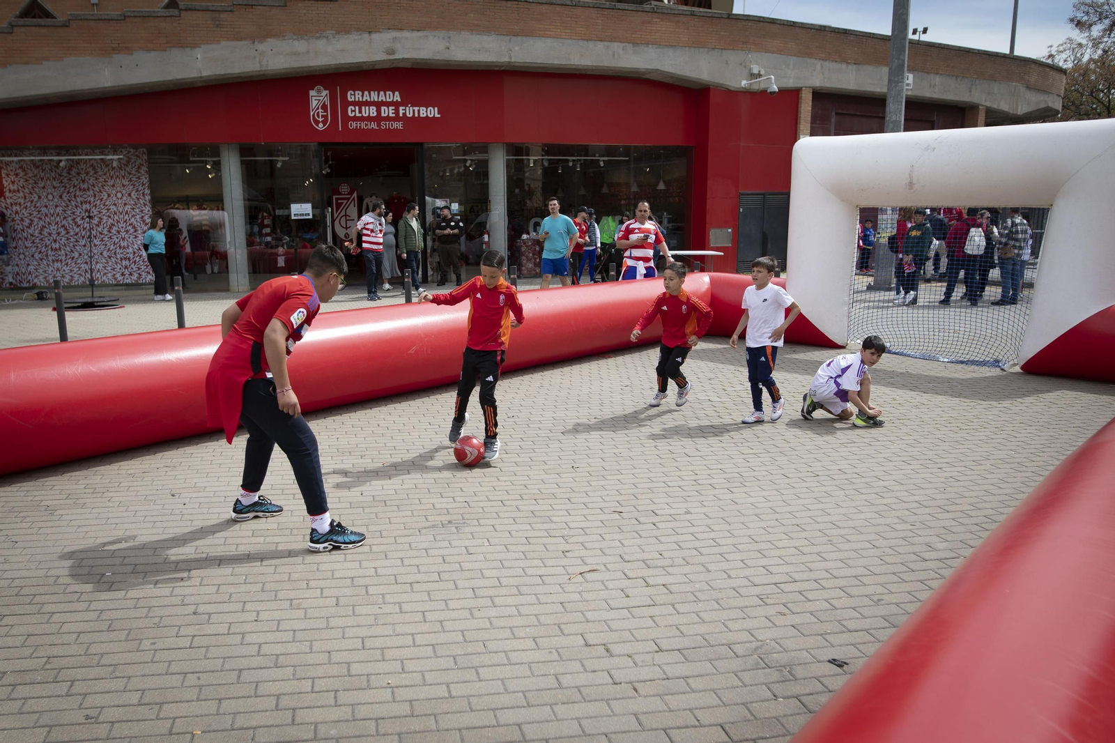 Encuéntrate en el recibimiento al Granada y la grada de Los Cármenes