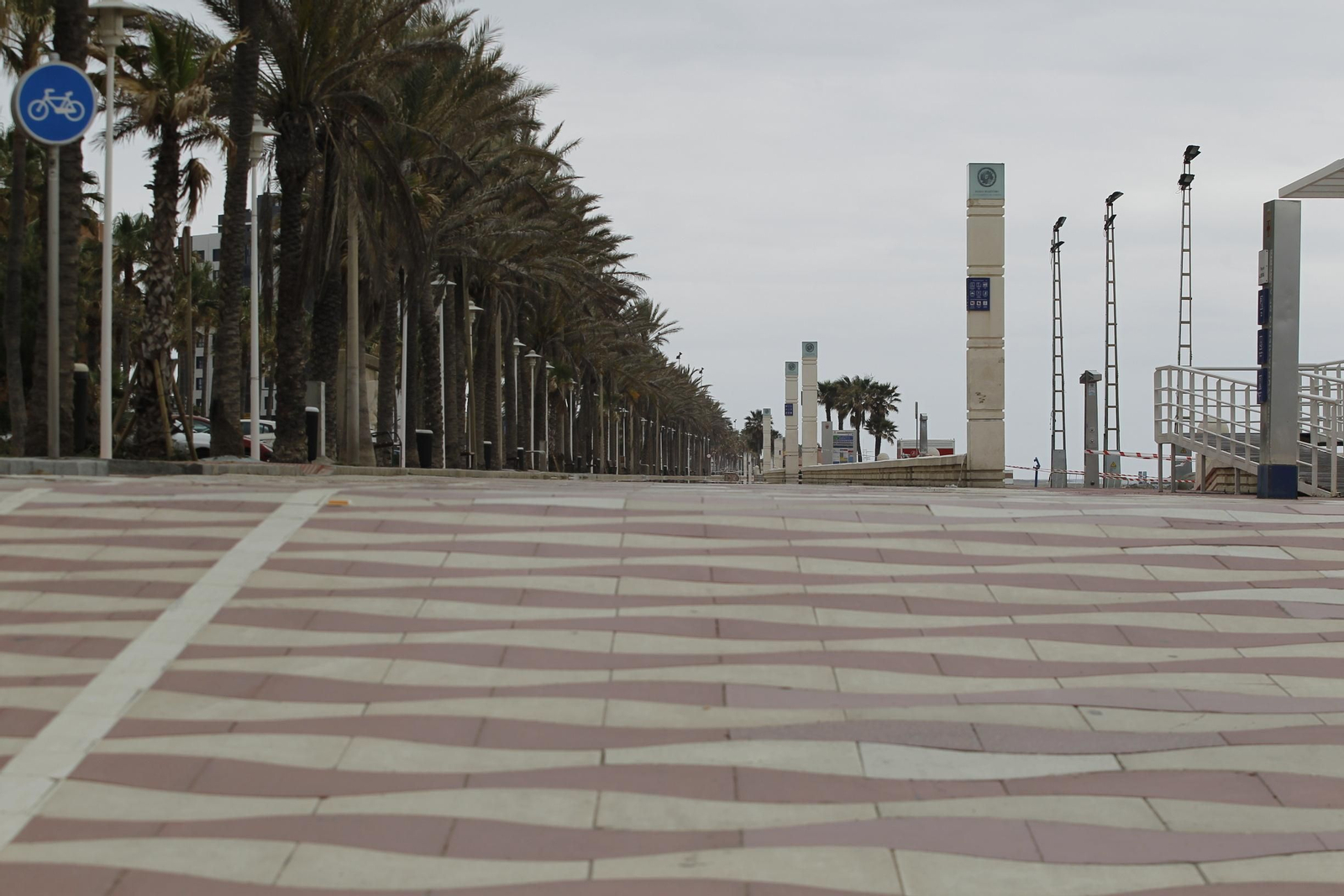 Fotogalería 'Almería, desierta en sábado'. Coronavirus-COVID-19
