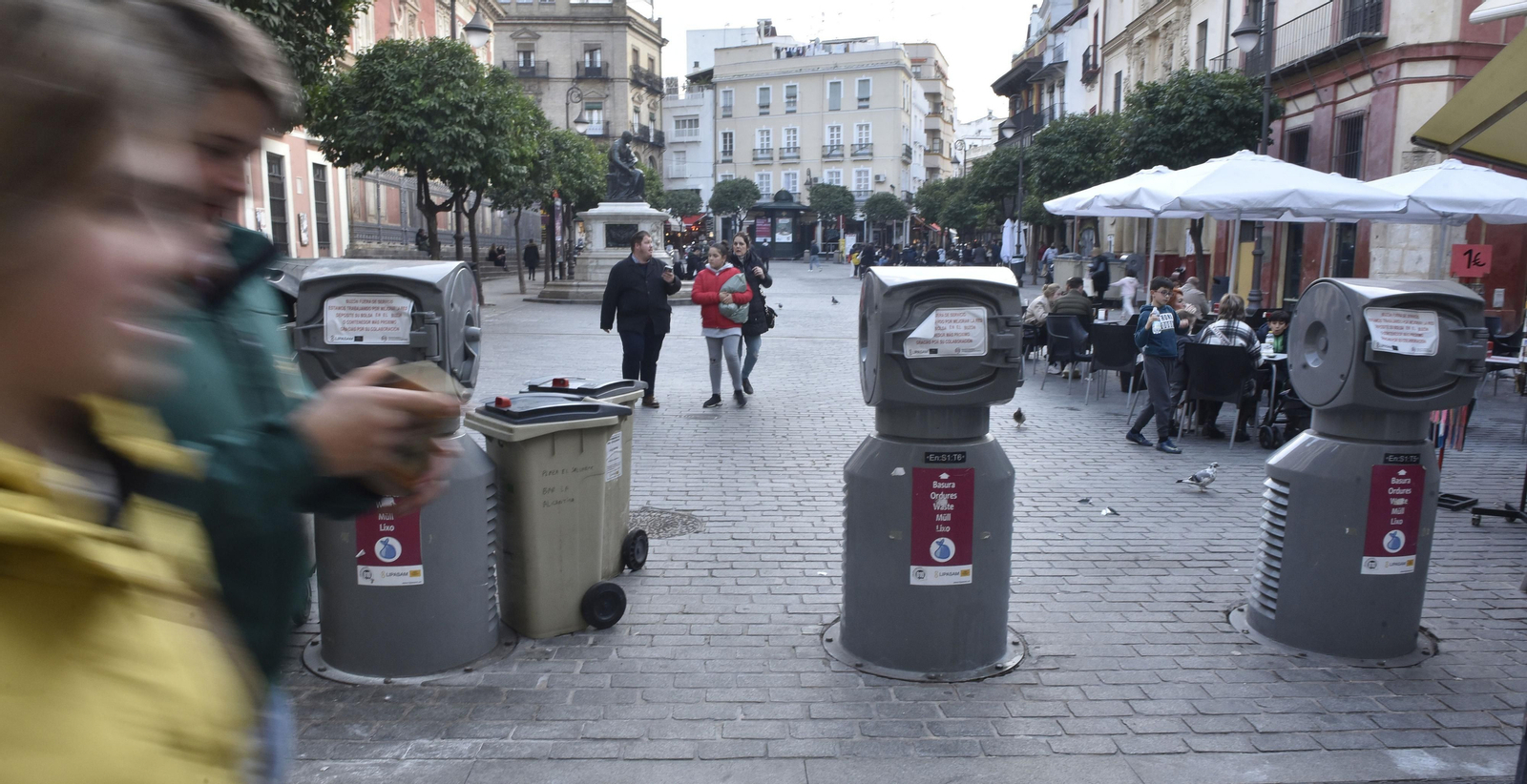Imagen del pasado invierno de  los buzones para la recogida neumática de residuos en la Plaza del Salvador.