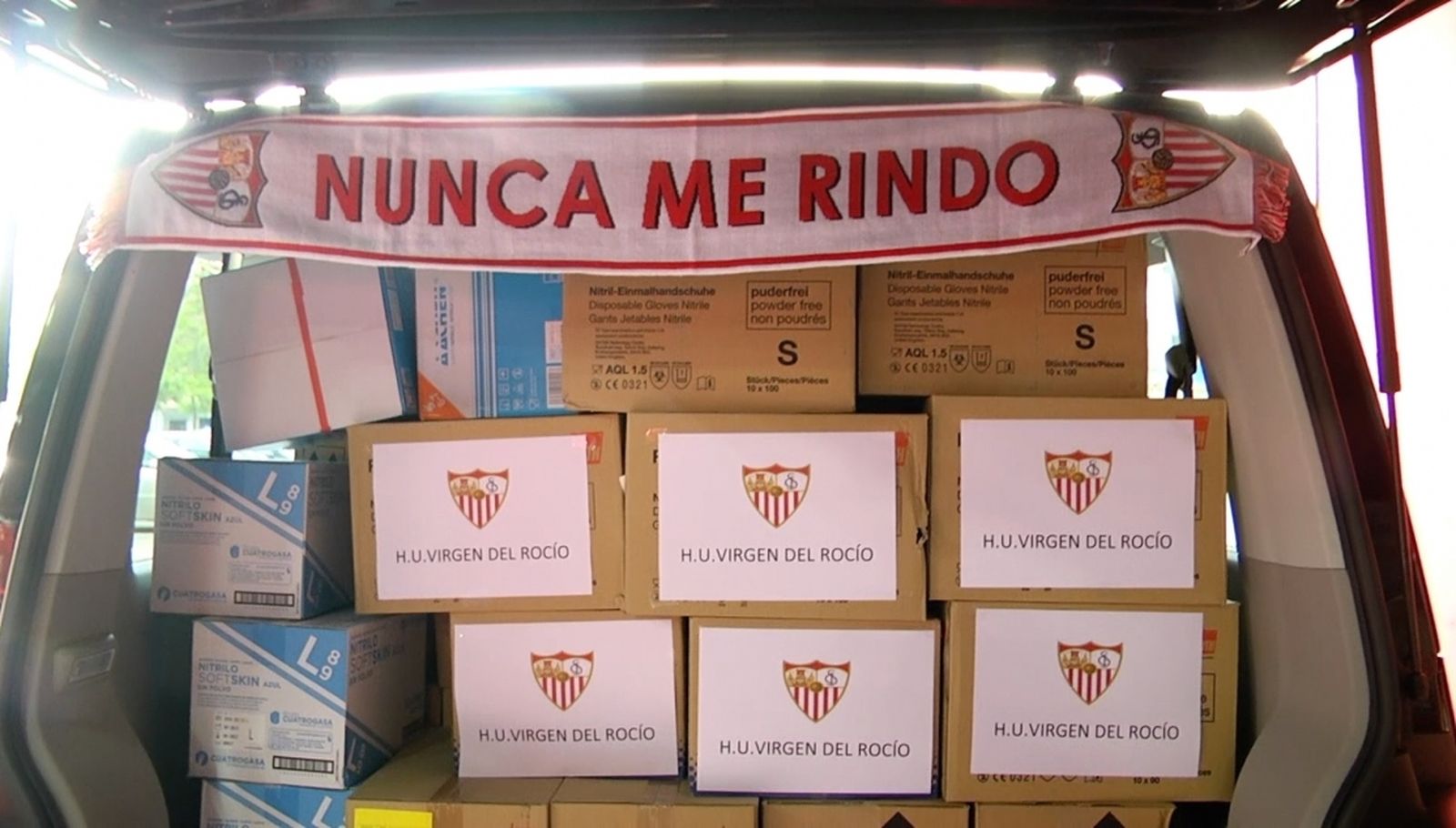 Una de las furgonetas del Sevilla que han repartido material sanitario.