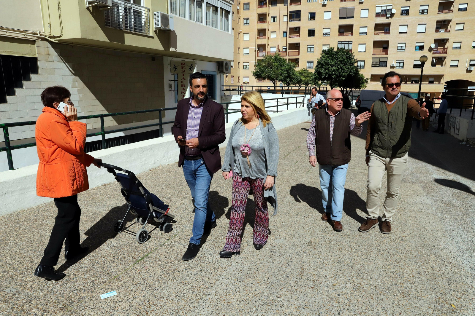 Mamen Sánchez y José Antonio Díaz caminan por la zona que une la plaza Aníbal González con Diego Fernández Herrera.