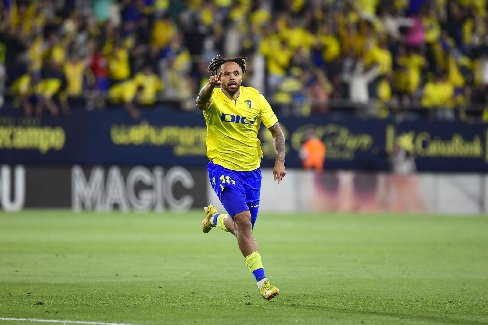 Théo Bongonda celebra un gol con la elástica cadista.