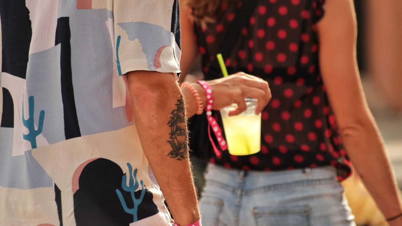 Jóvenes con bebidas en la Feria de Málaga.