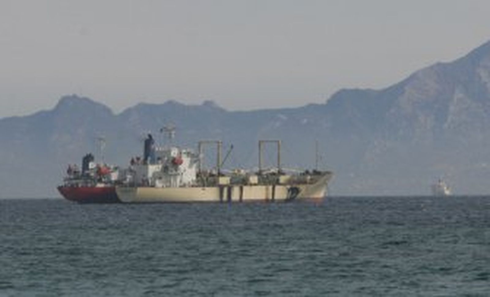 Un vertido en aguas cercanas al Peñón indigna a los pescadores españoles