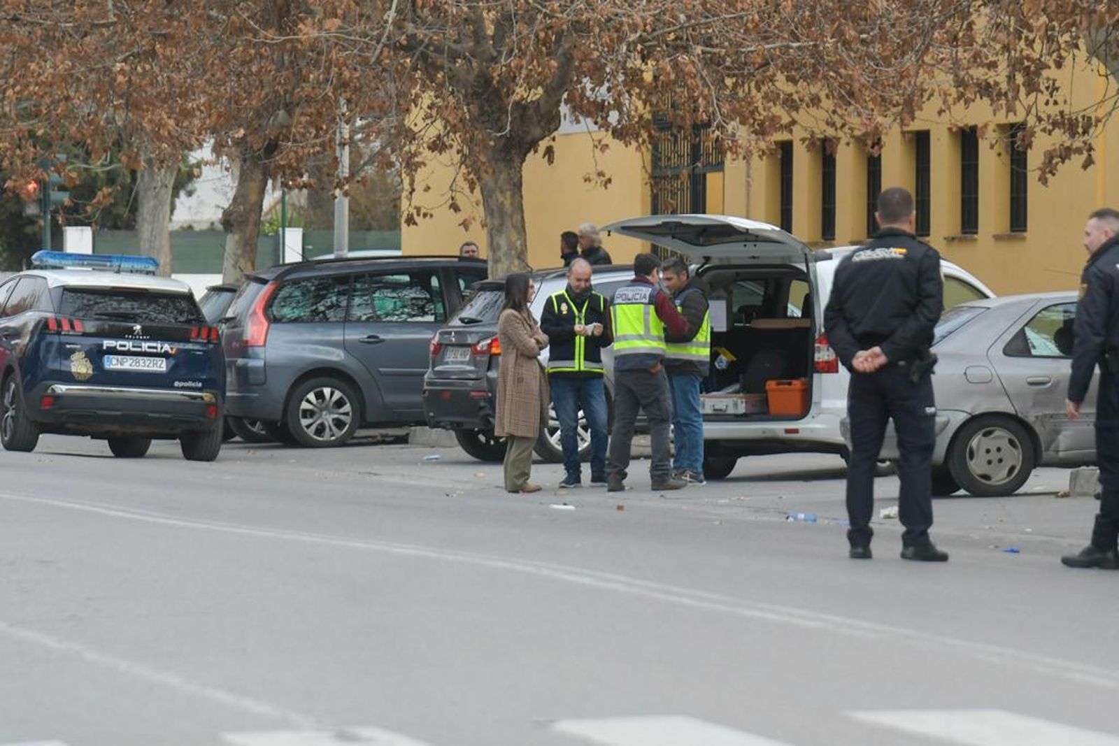 Varios coches de Policía en el lugar del apuñalamiento.