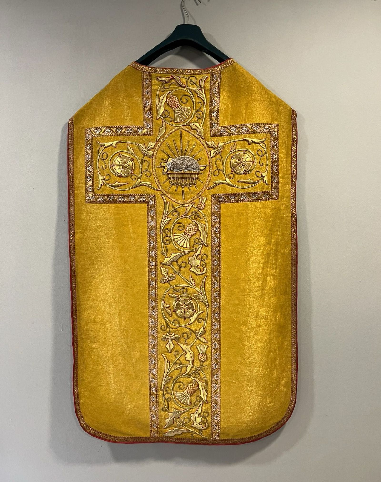 Una de las piezas adquirida por la hermandad