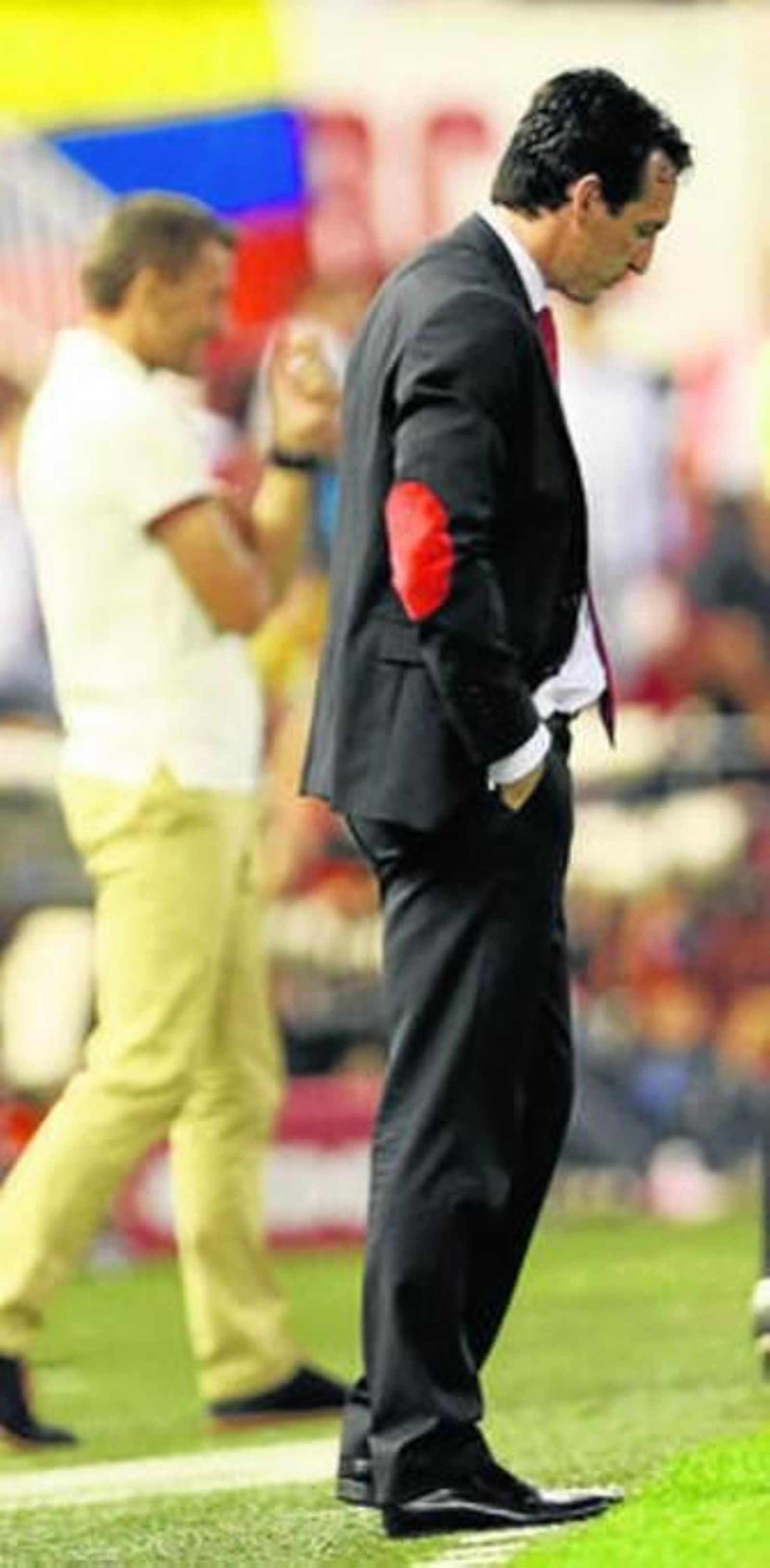 Emery, cabizbajo mientras Djukic celebra un gol del Valencia.